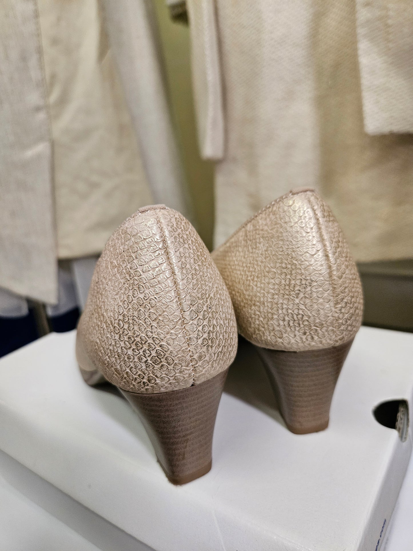 Jenny, rose gold, court heels, size 6