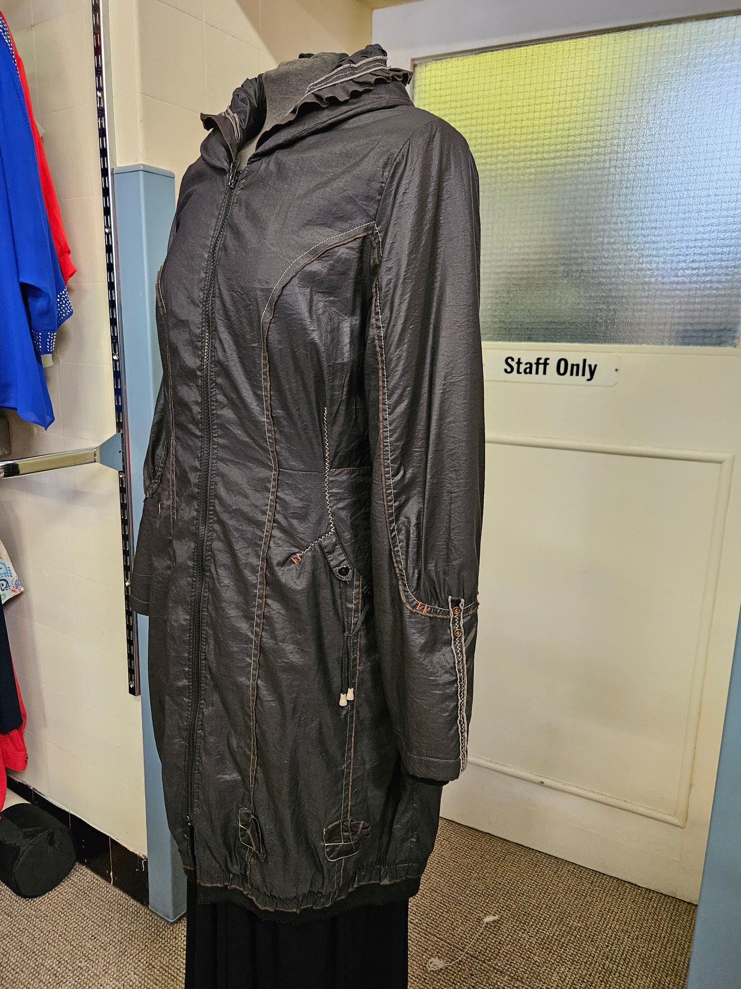 L33, unusual coat with funky details, size M/L