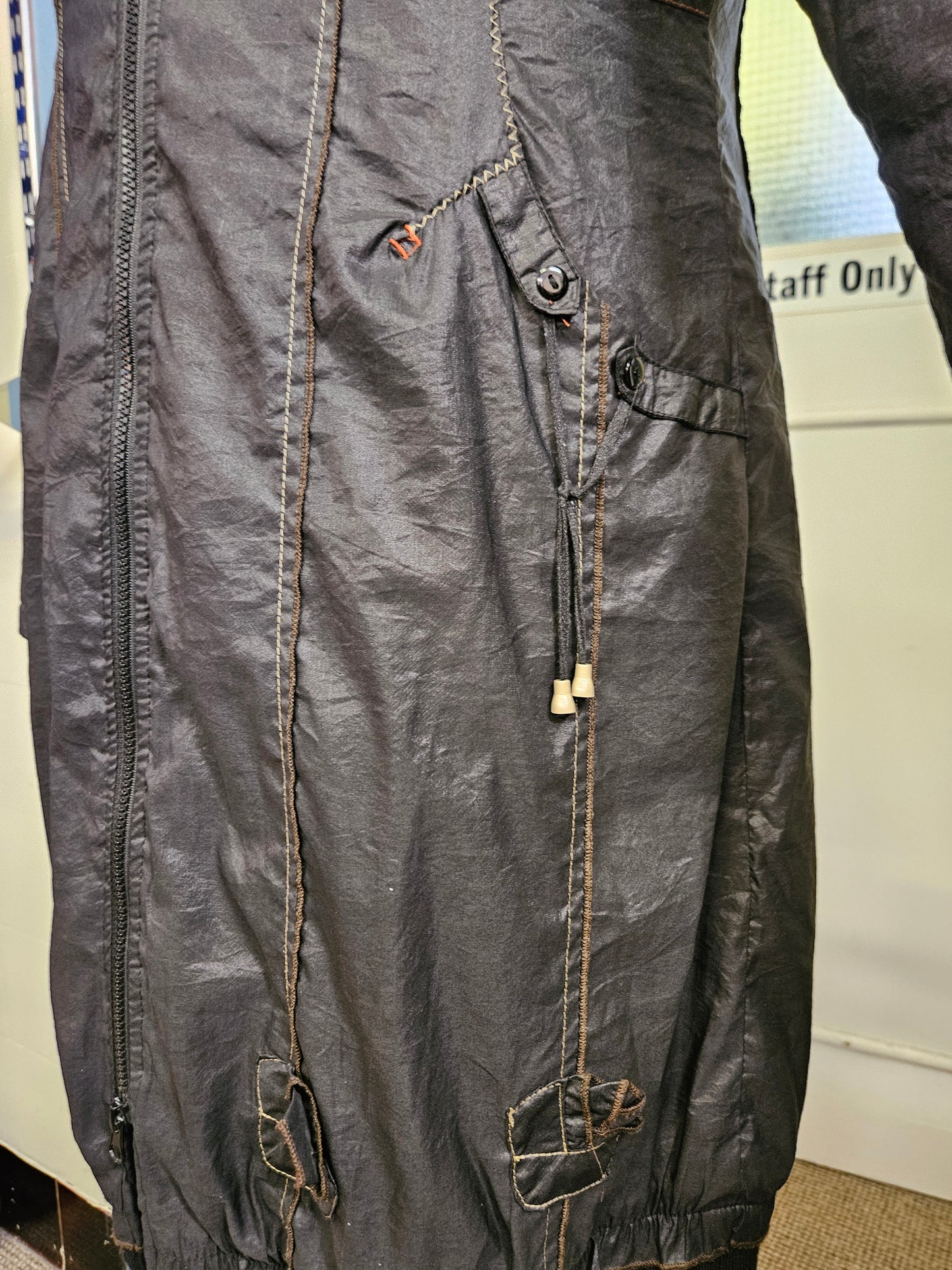 L33, unusual coat with funky details, size M/L