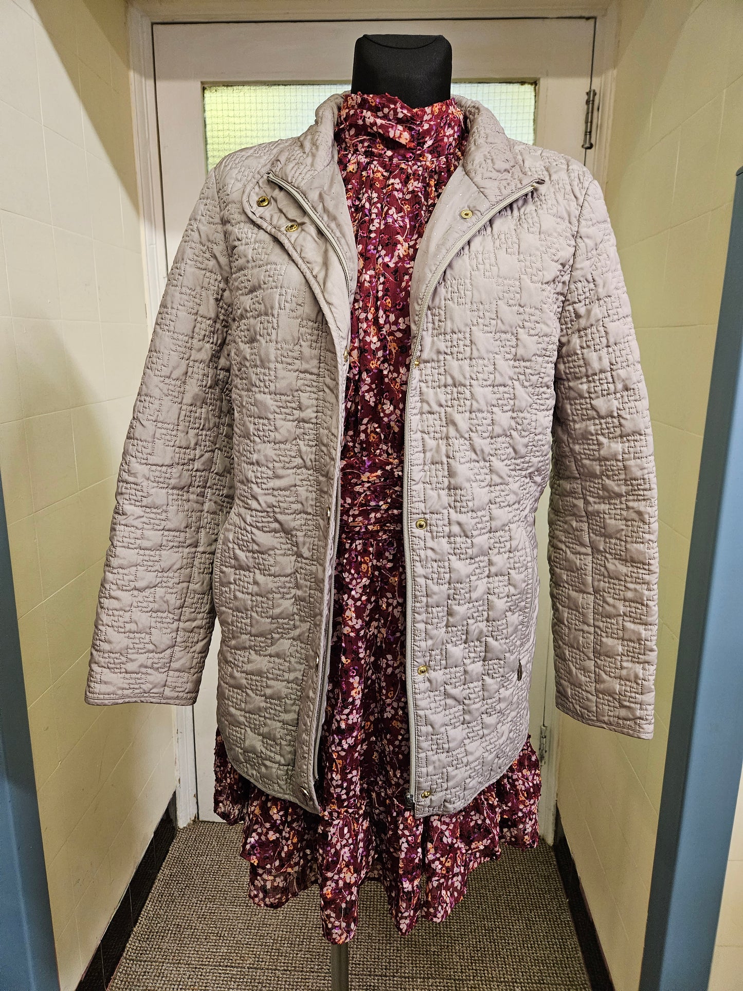 Lovely ladies beige classic quilted style coat from Windsmoor. ( 1 x zip has a small pully part missing, but the zip still works)