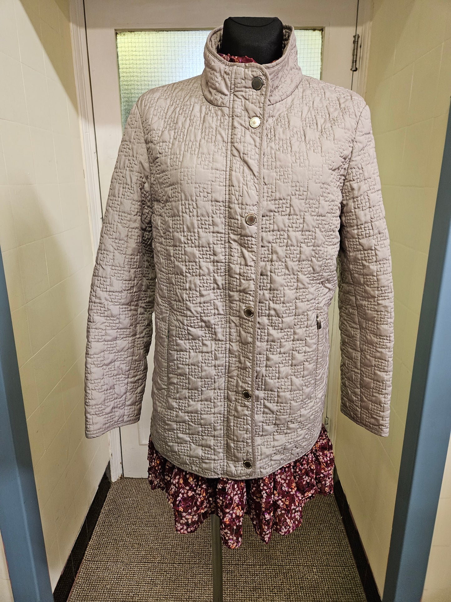 Lovely ladies beige classic quilted style coat from Windsmoor. ( 1 x zip has a small pully part missing, but the zip still works)