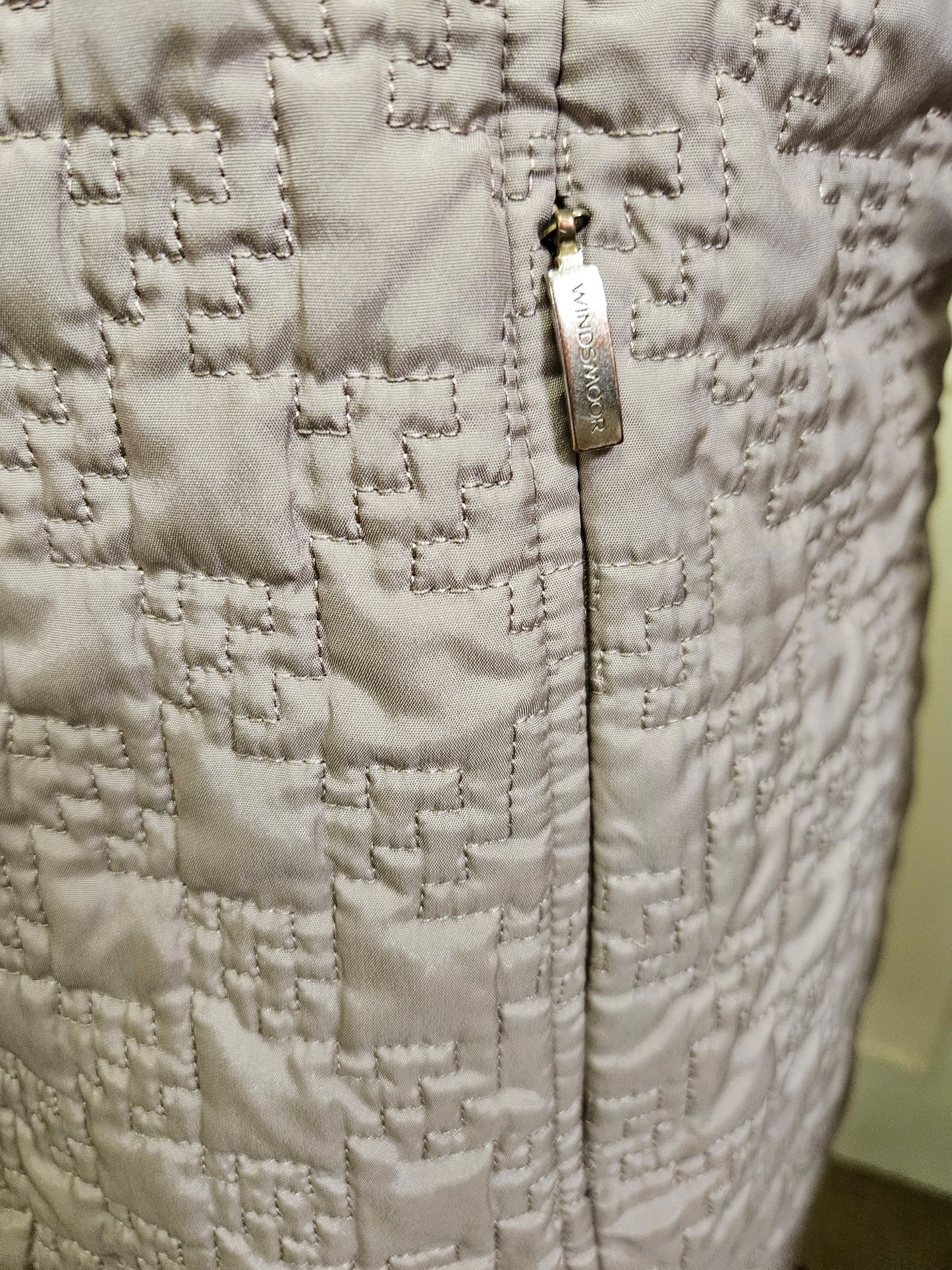 Lovely ladies beige classic quilted style coat from Windsmoor. ( 1 x zip has a small pully part missing, but the zip still works)