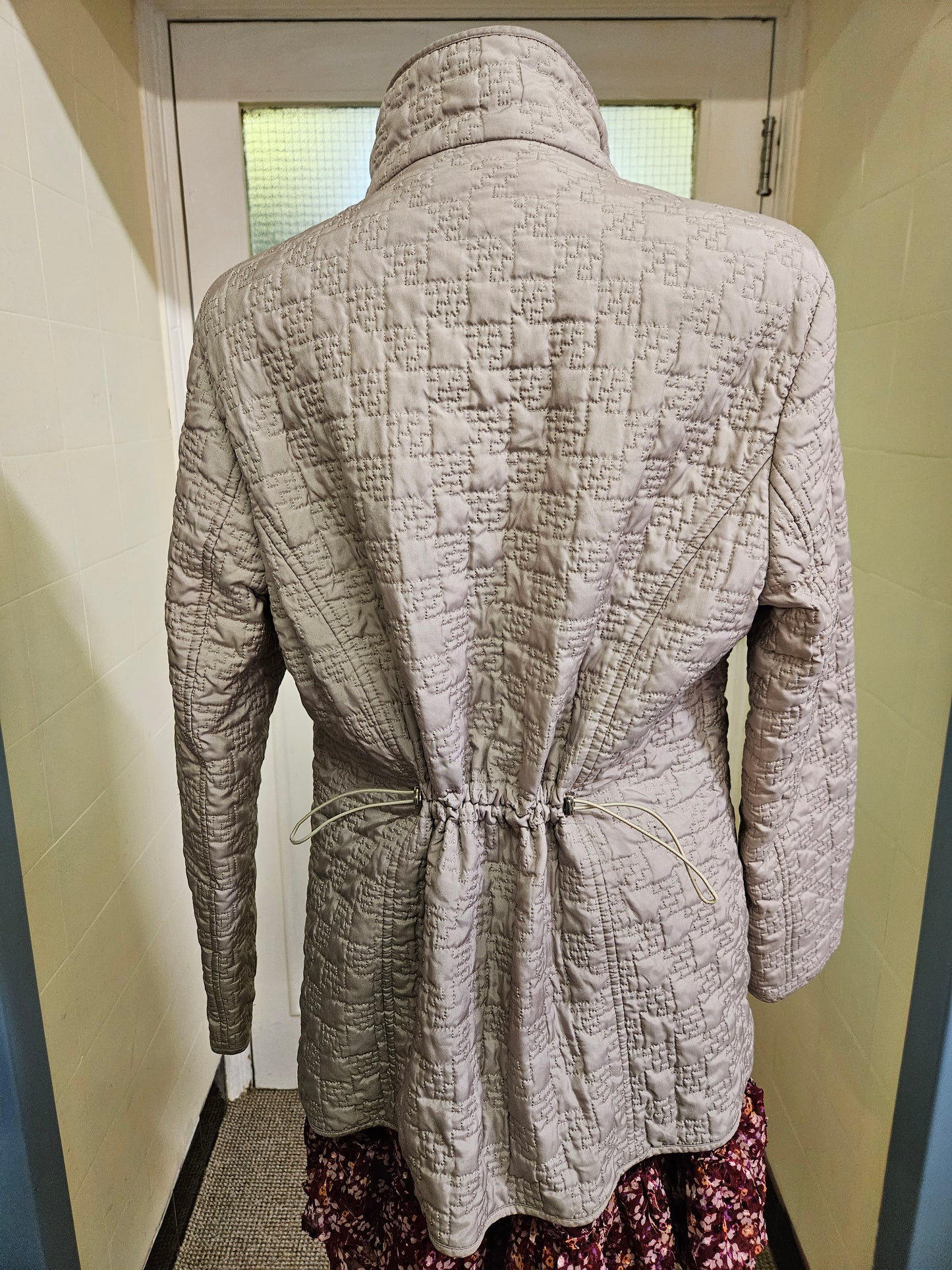 Lovely ladies beige classic quilted style coat from Windsmoor. ( 1 x zip has a small pully part missing, but the zip still works)