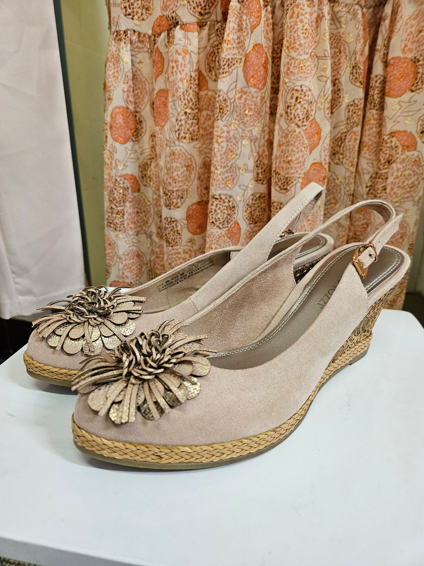 Marco Tozzi sandals with flower,size 7