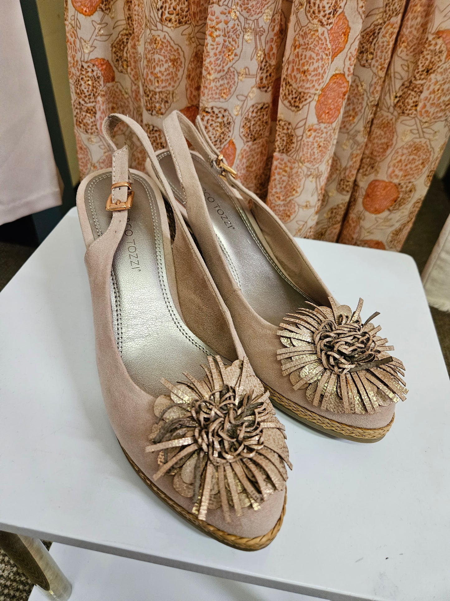 Marco Tozzi sandals with flower,size 7