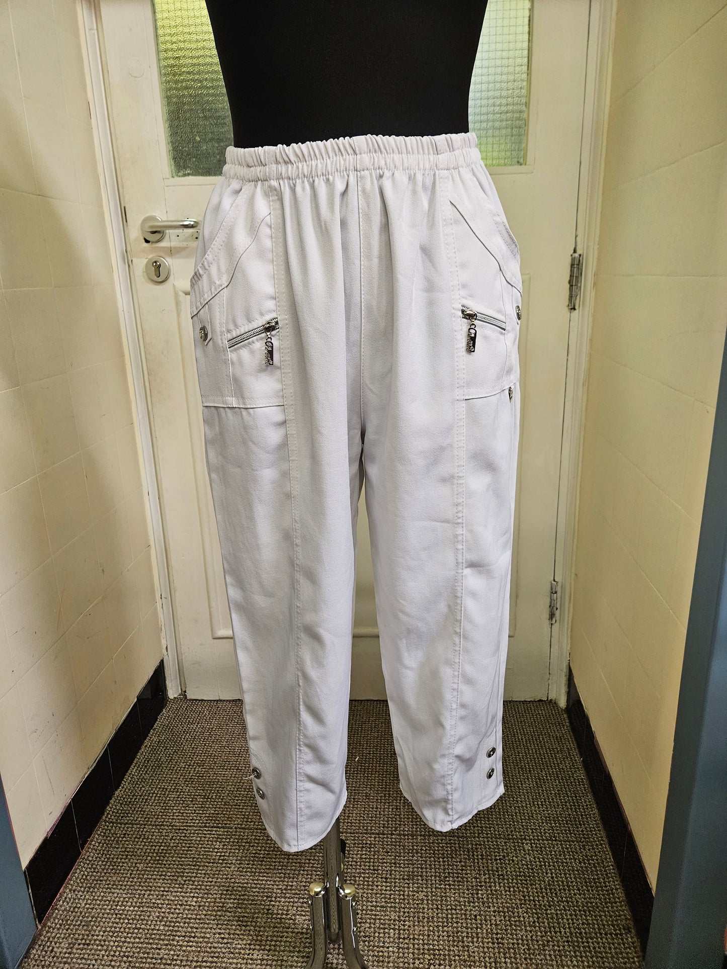 3/4 length trousers with buttons/zips details, size 8/10