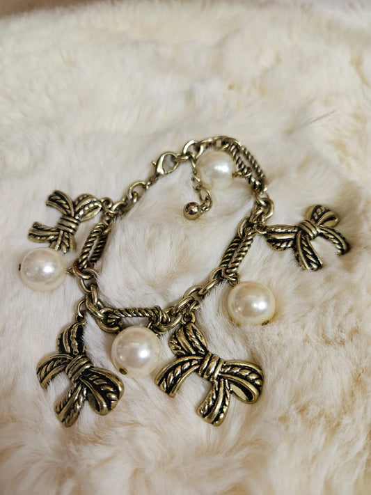 Bracelet with bows and pearls