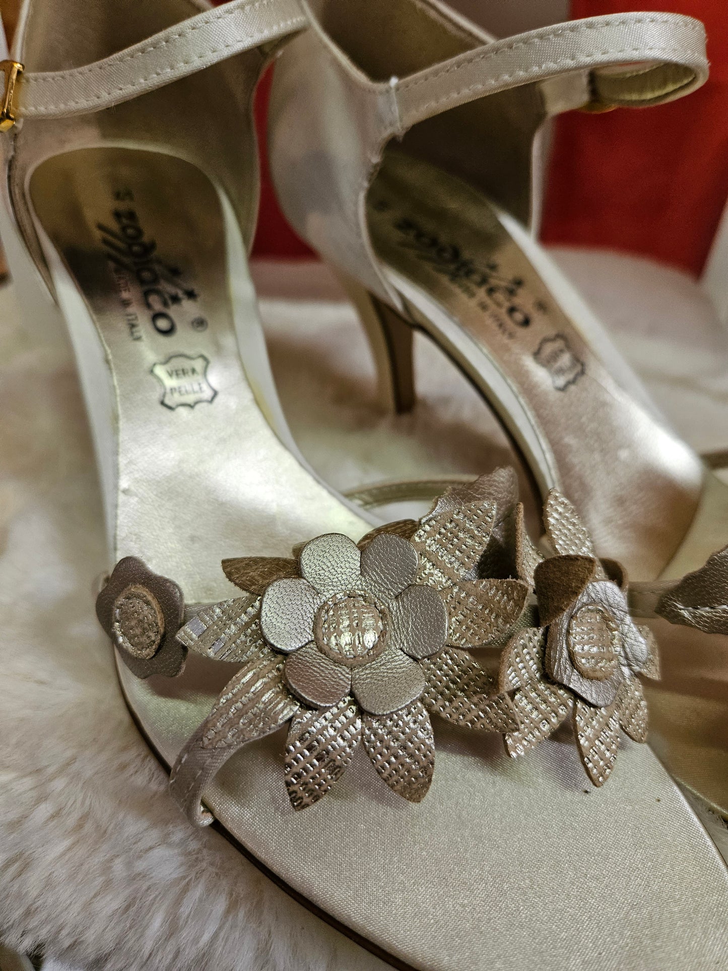 Zodiaco, leather heels with flower detail, gold, size 7/7.5