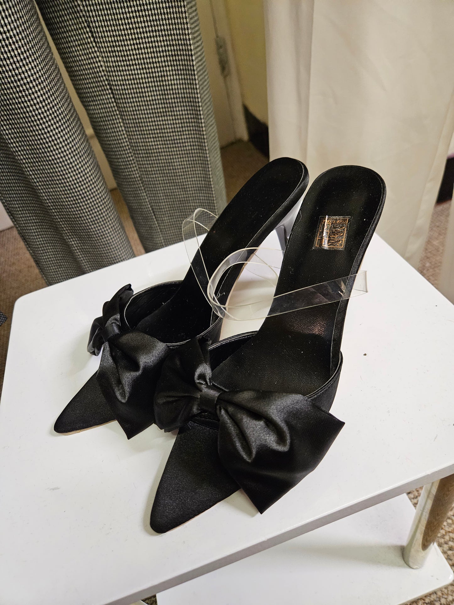 Black sandals with bows, size 5