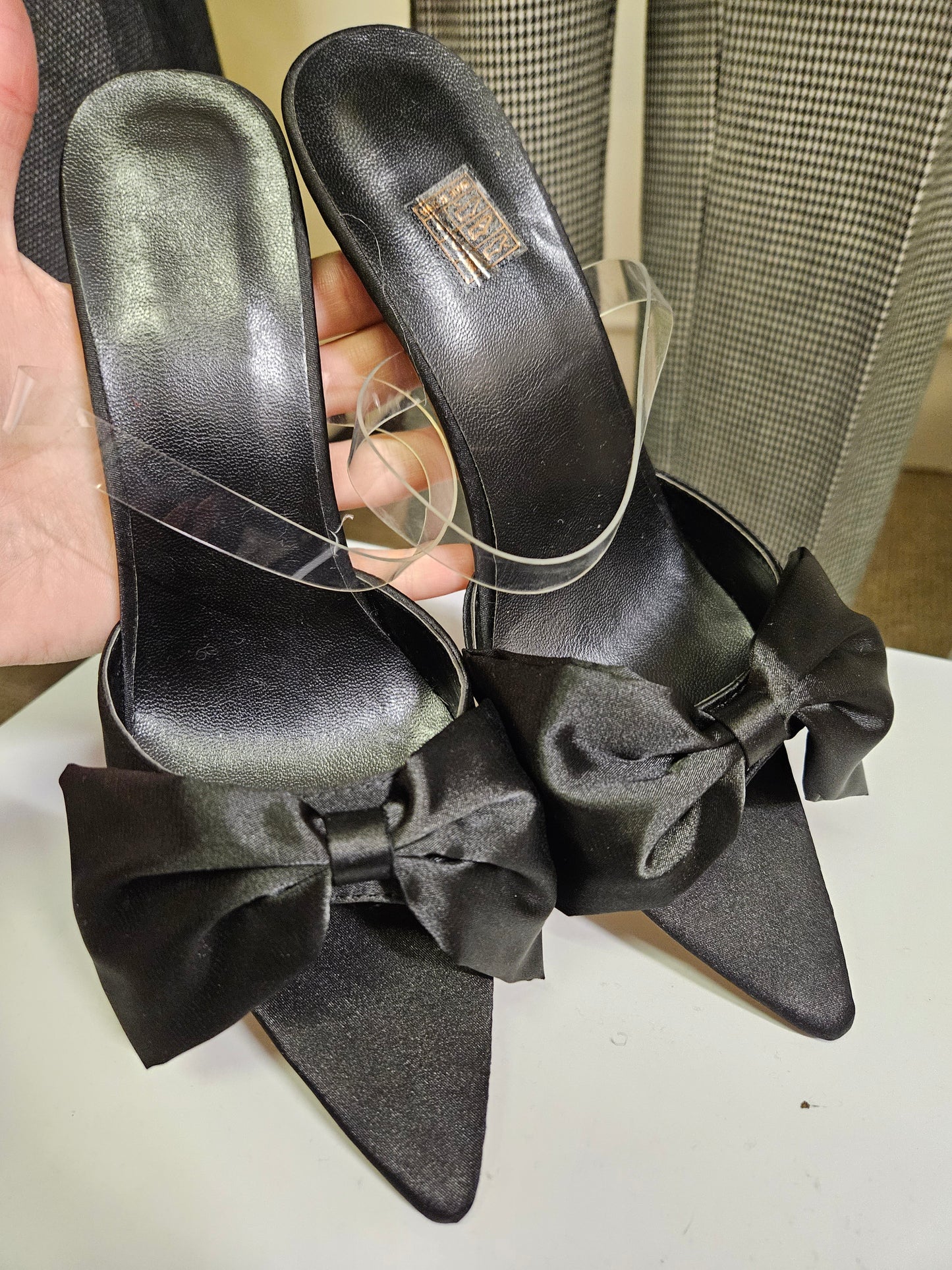 Black sandals with bows, size 5