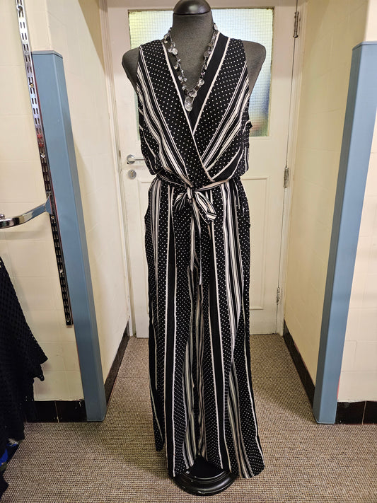 Quiz, white&black jumpsuit with pockets,wide legs, size 10