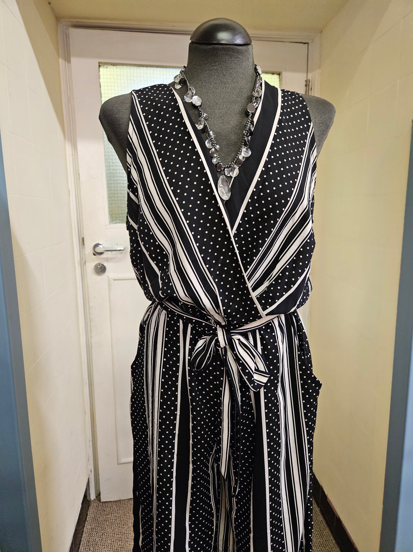 Quiz, white&black jumpsuit with pockets,wide legs, size 10