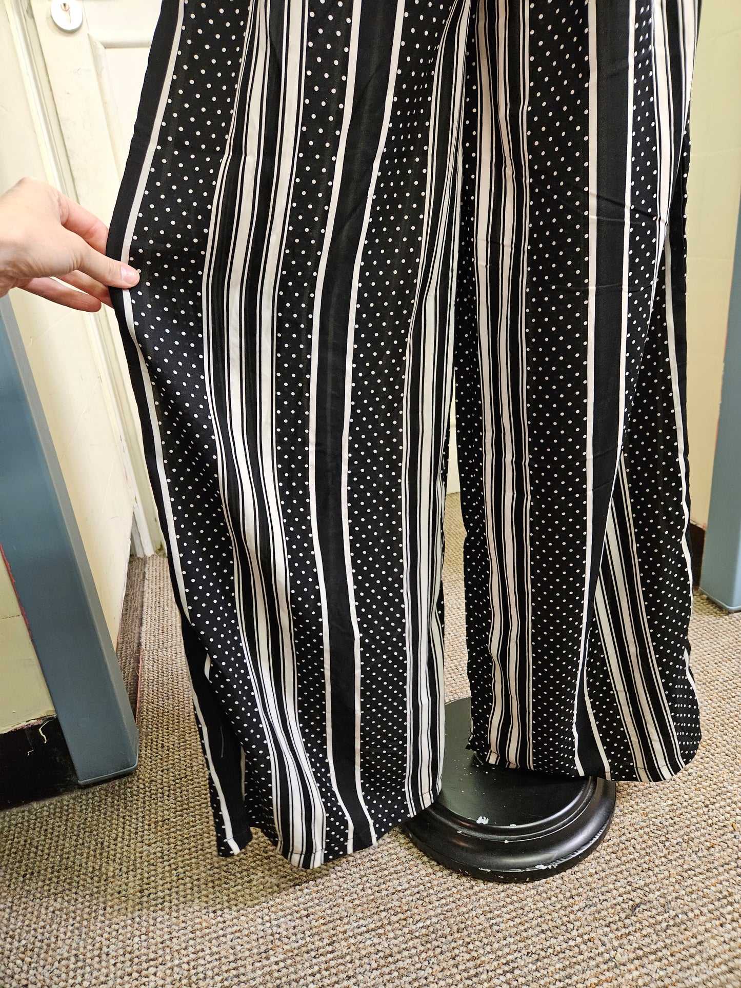 Quiz, white&black jumpsuit with pockets,wide legs, size 10