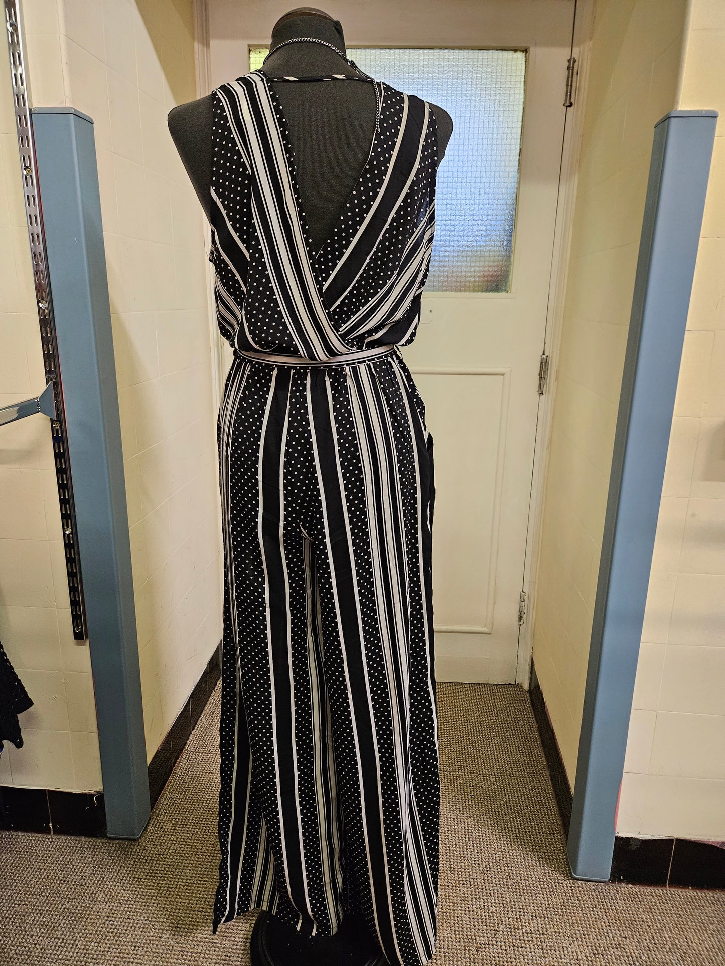 Quiz, white&black jumpsuit with pockets,wide legs, size 10