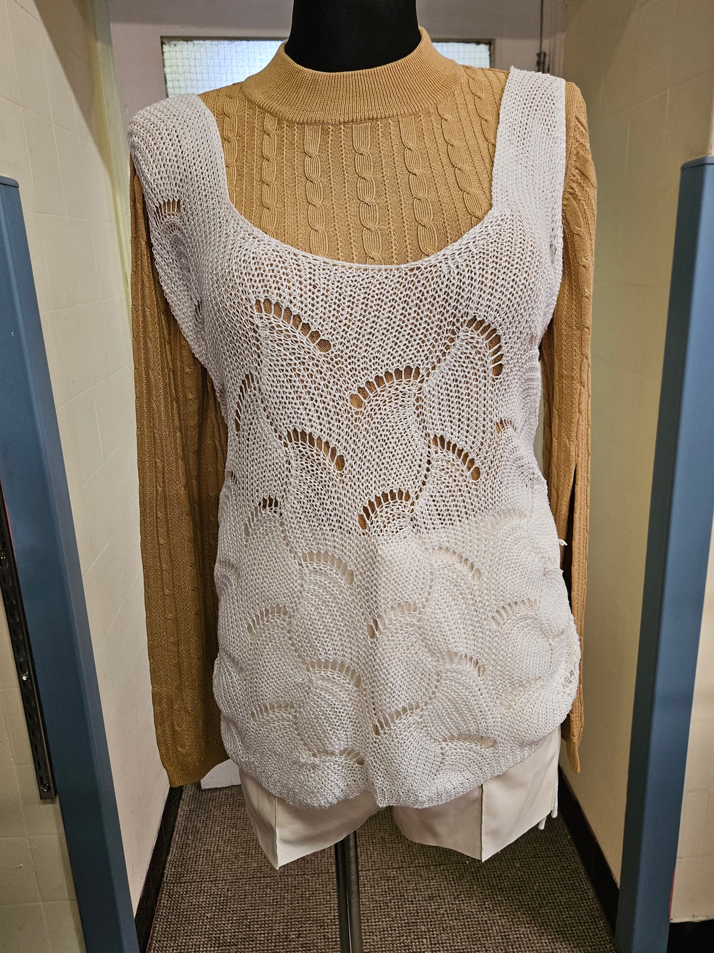 Crochet top, size L (some small discolouration-see picture)