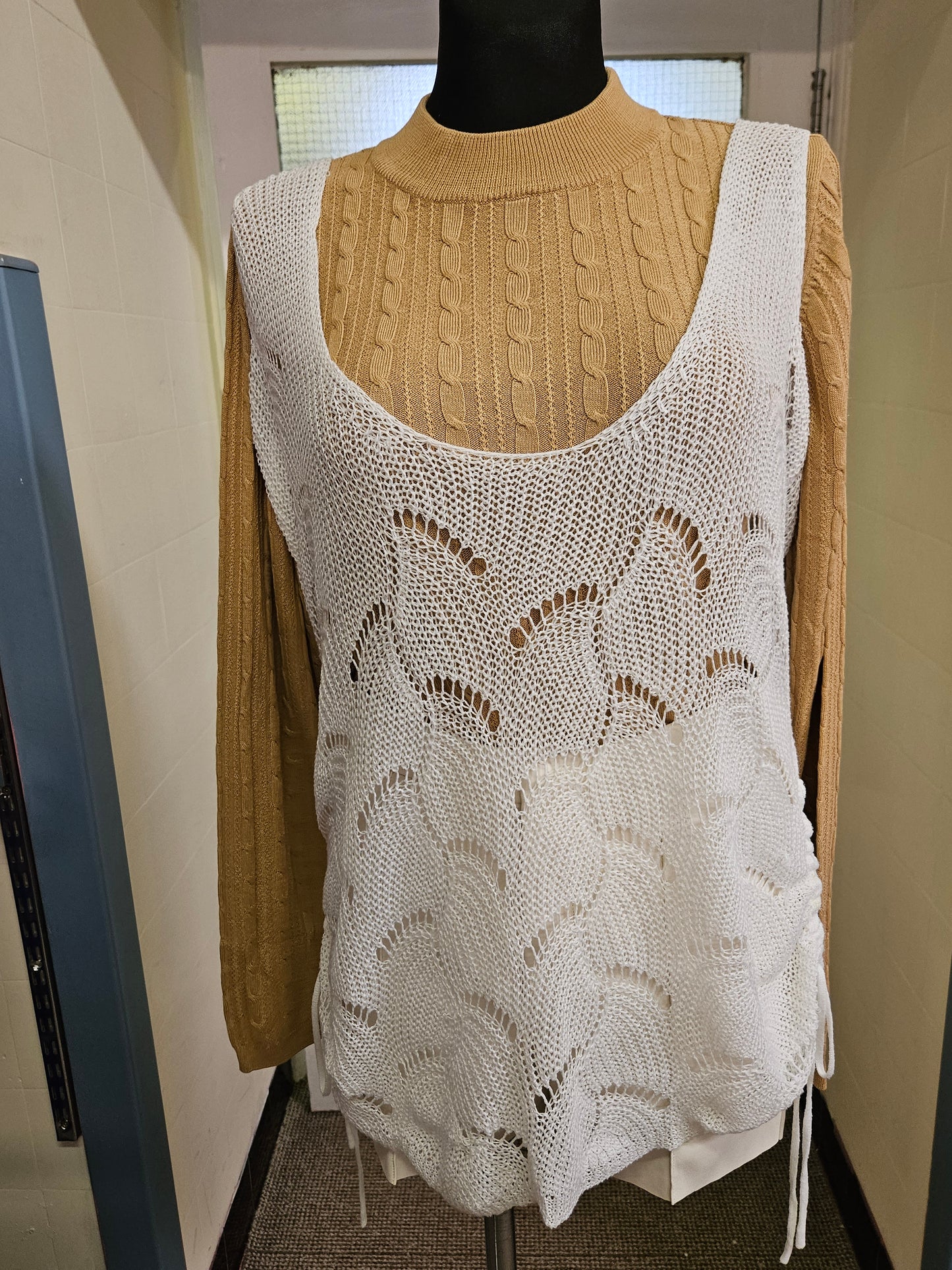 Crochet top, size L (some small discolouration-see picture)