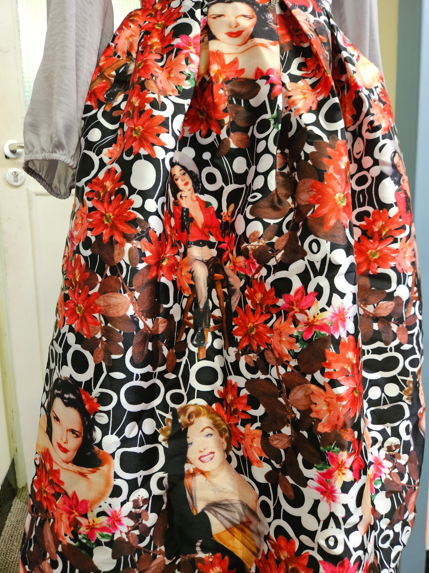 Shirleys couture, new ,pin up girls print skirt,size S, rrp109€