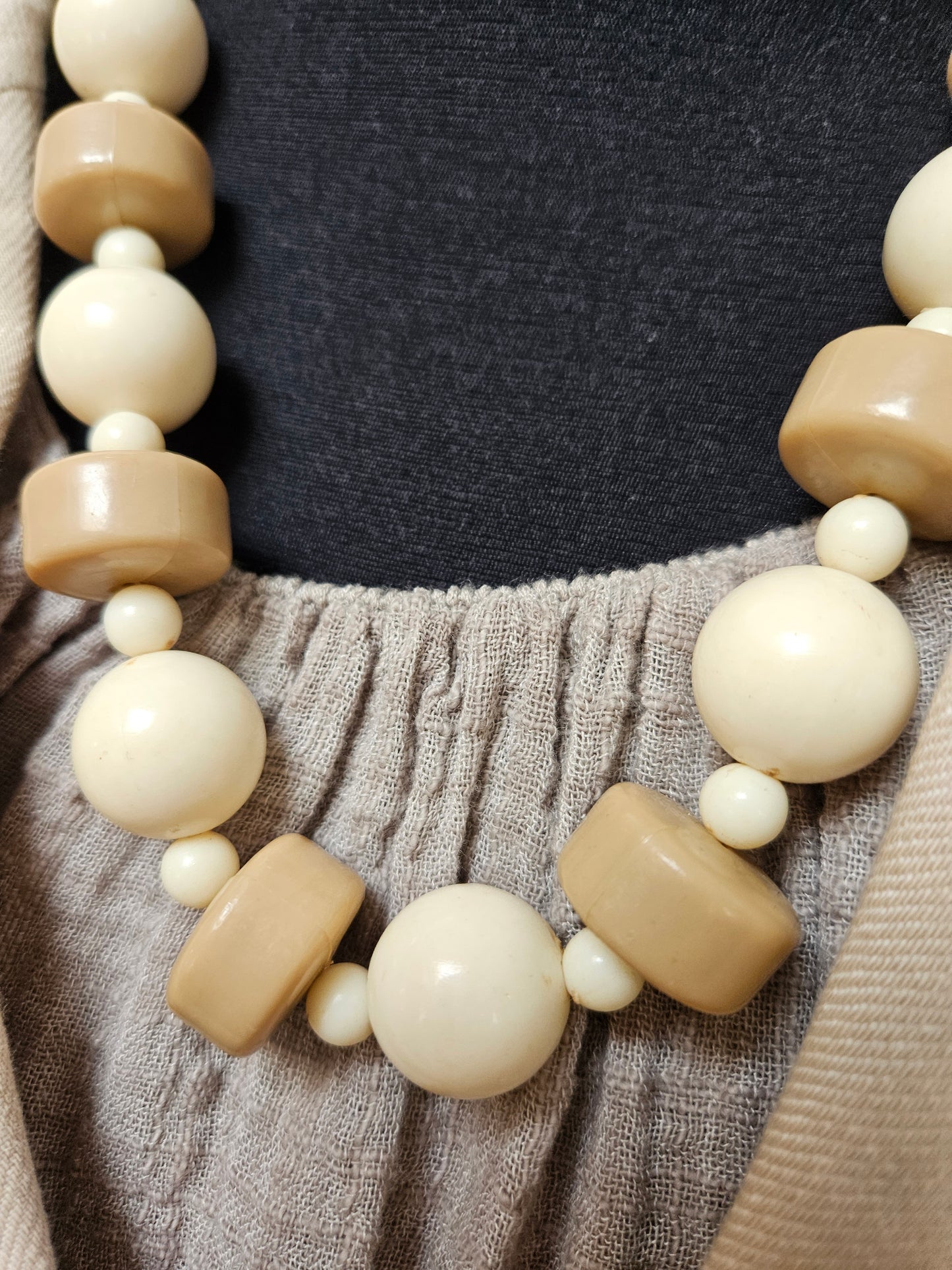 Beige/ivory plastic beads