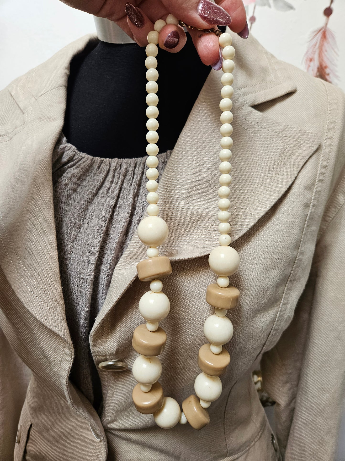 Beige/ivory plastic beads