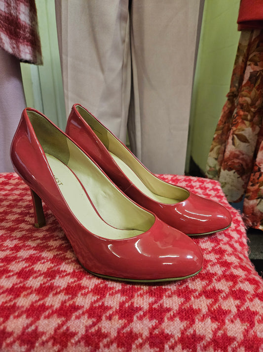 Nine West, raspberry, patent heels, size 7 (9US), small imperfections on the heels-see pictures