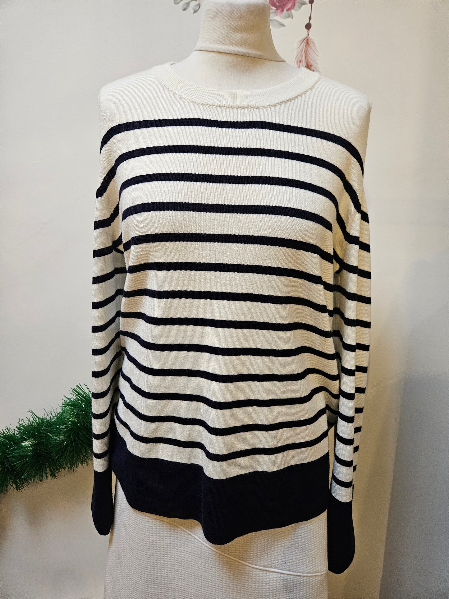 Tommy Hilfiger cold shoulder sweater, 75%rayon, 25%nylon, size XXL (small fitting)