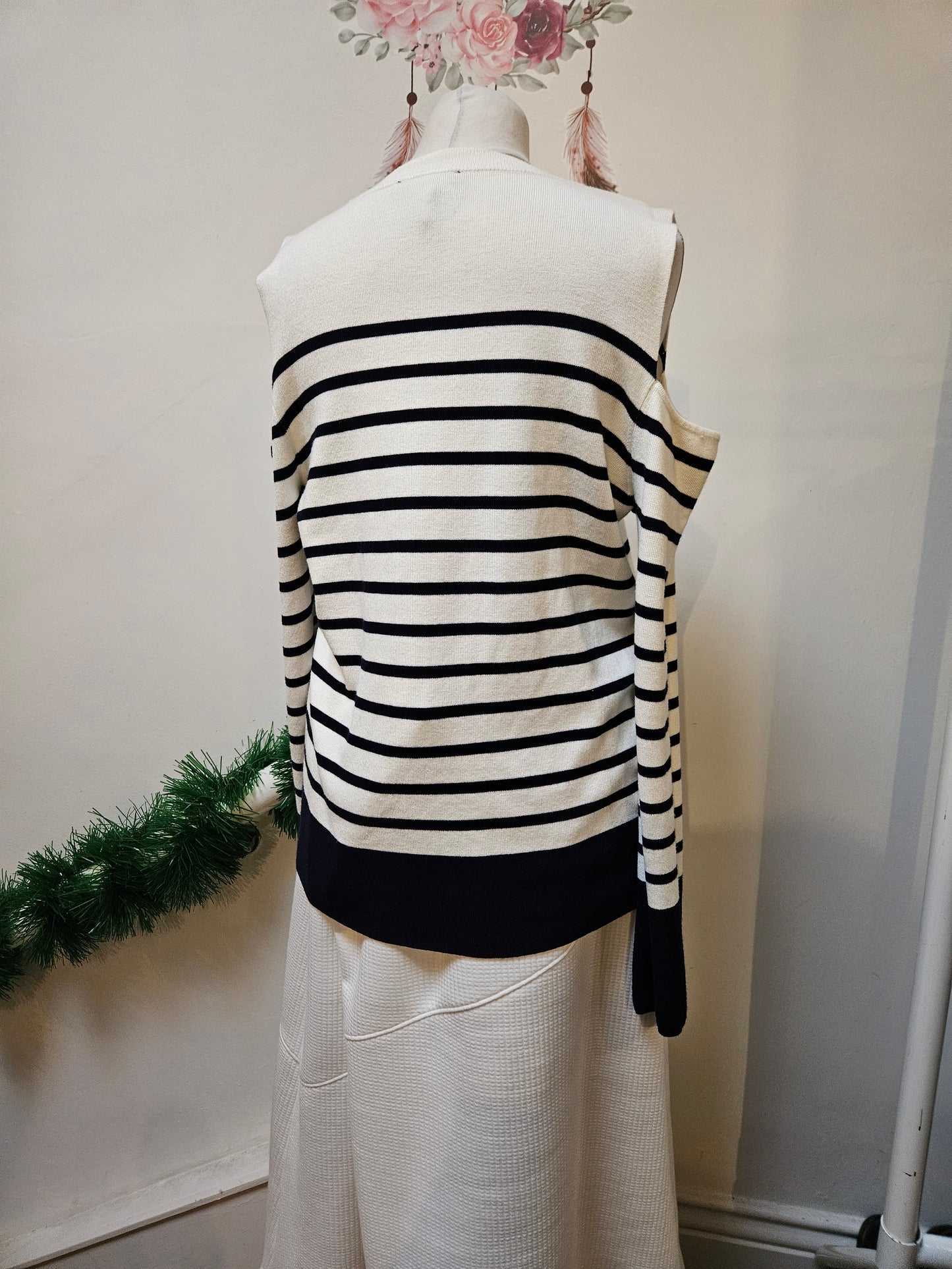 Tommy Hilfiger cold shoulder sweater, 75%rayon, 25%nylon, size XXL (small fitting)