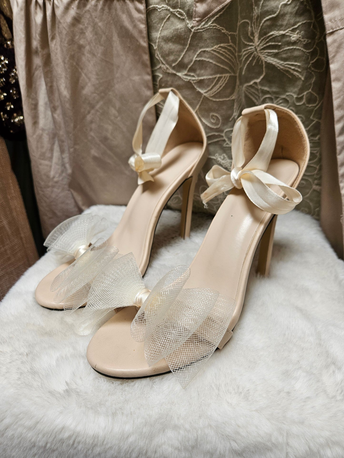 Heels with bows, size 5