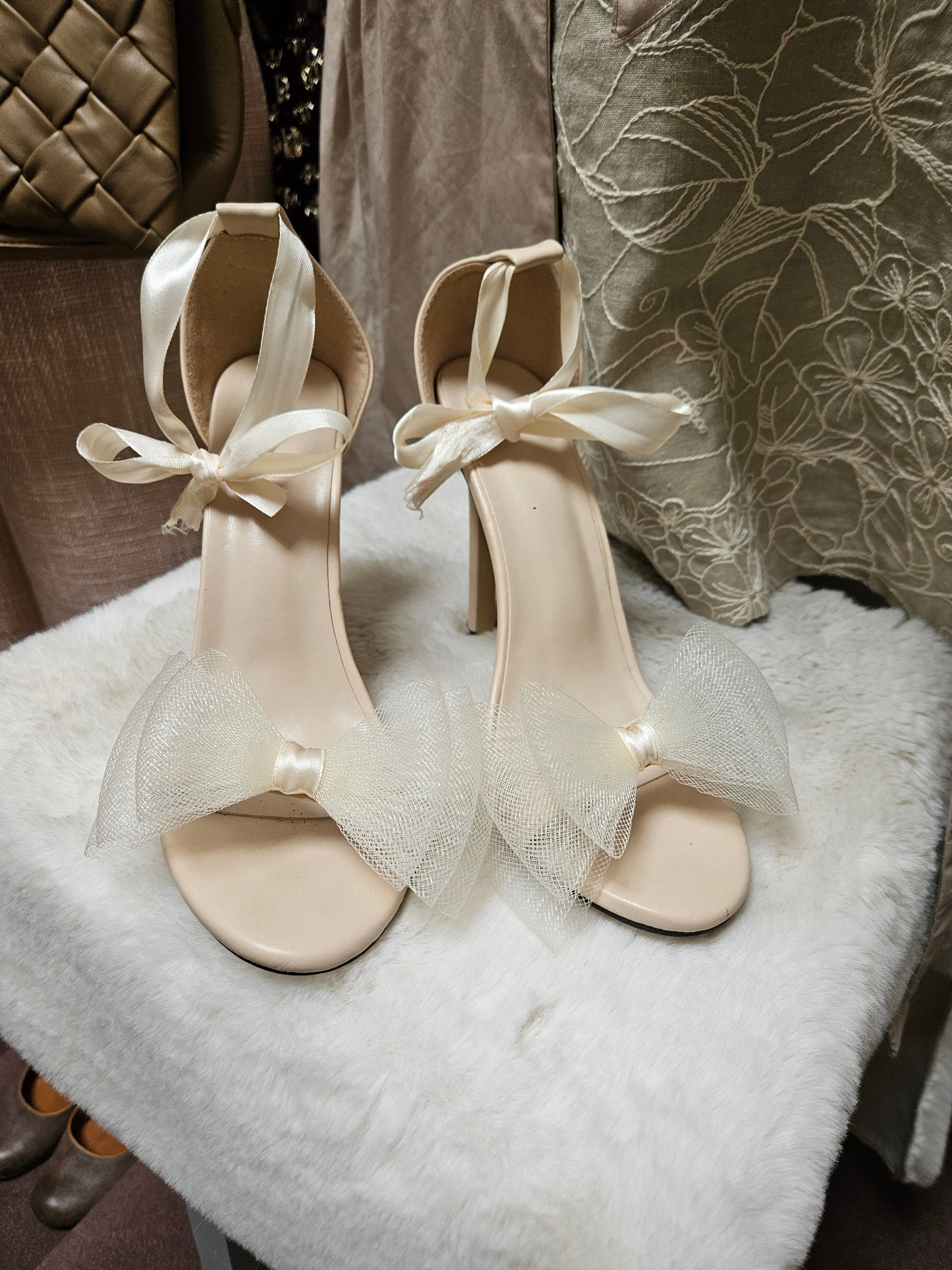 Heels with bows, size 5
