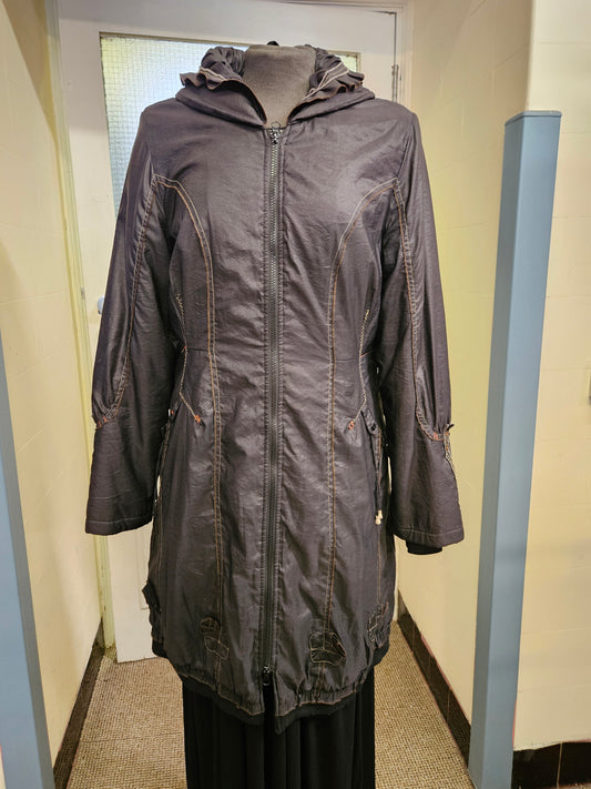 L33, unusual coat with funky details, size M/L