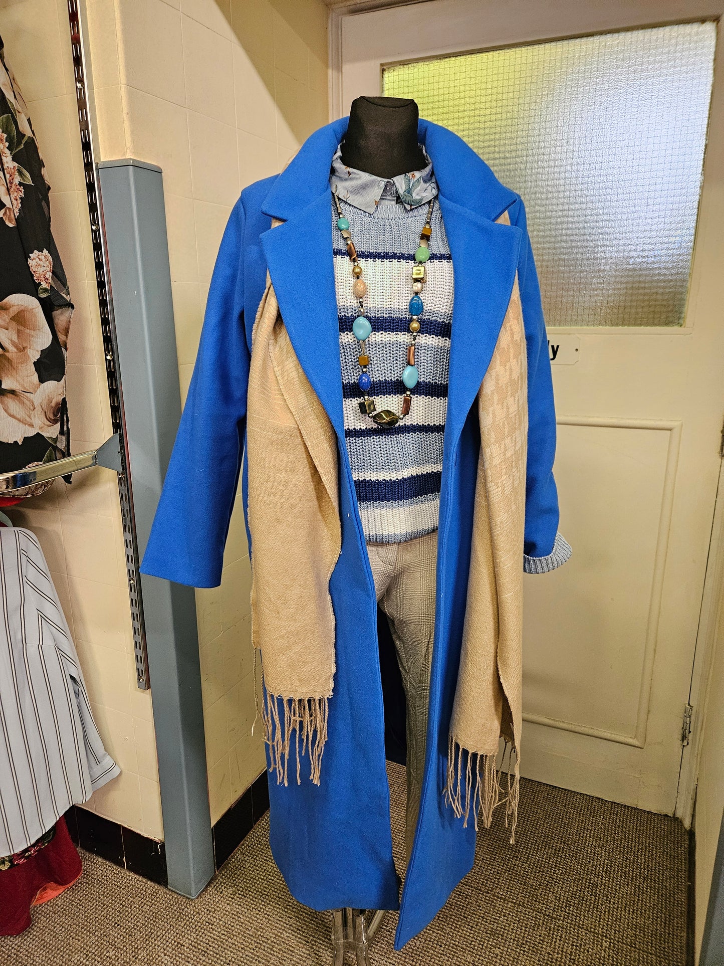 Linear, beige scarf with tassles