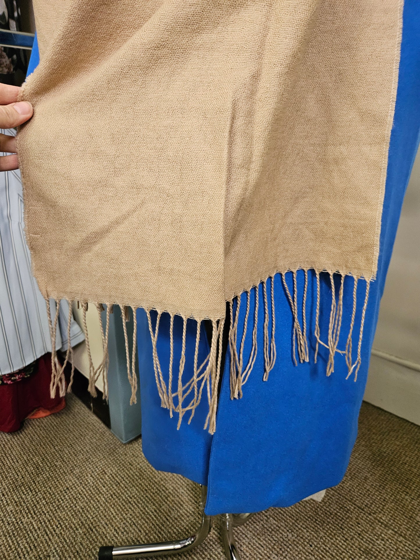 Linear, beige scarf with tassles