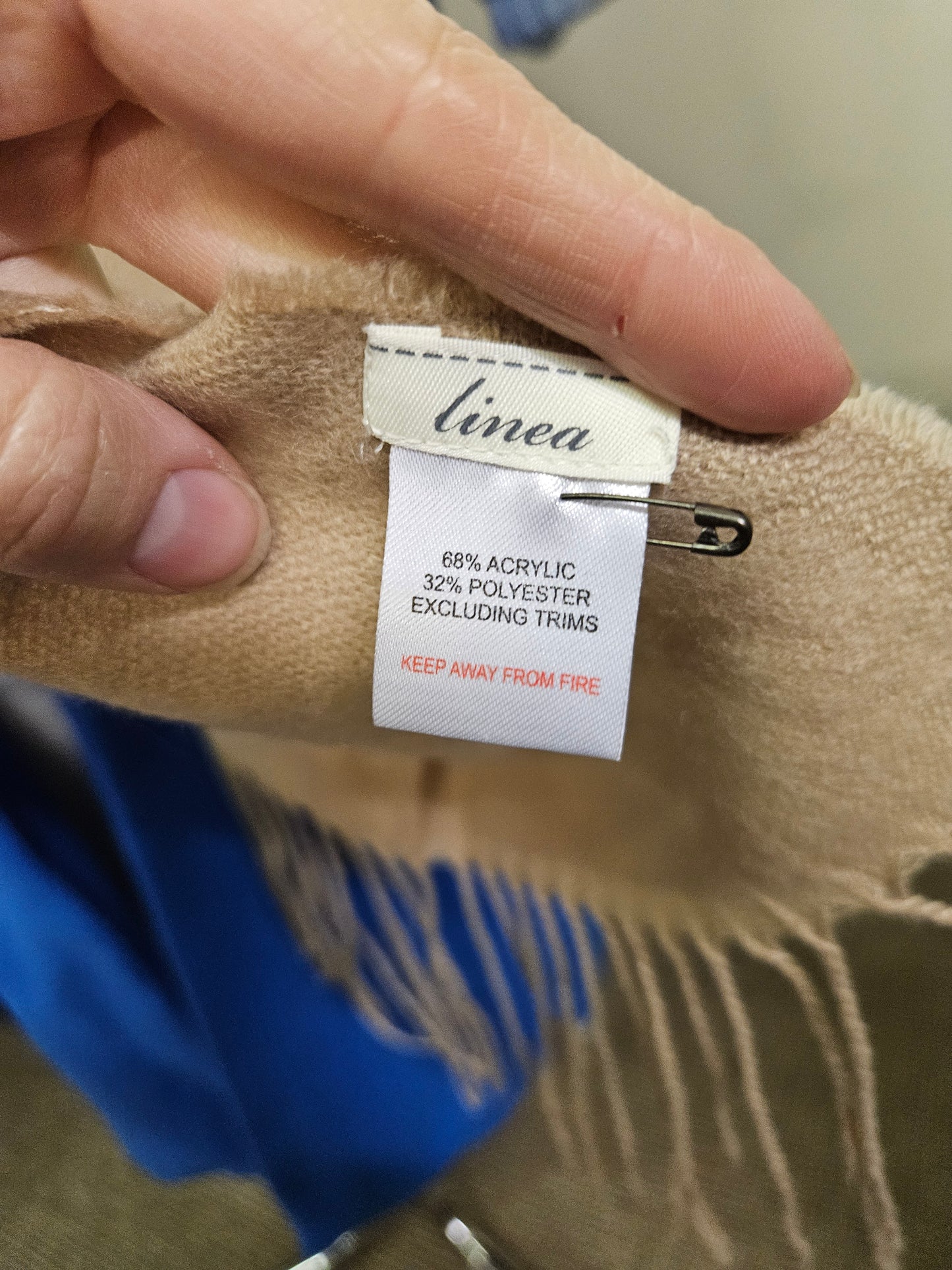 Linear, beige scarf with tassles