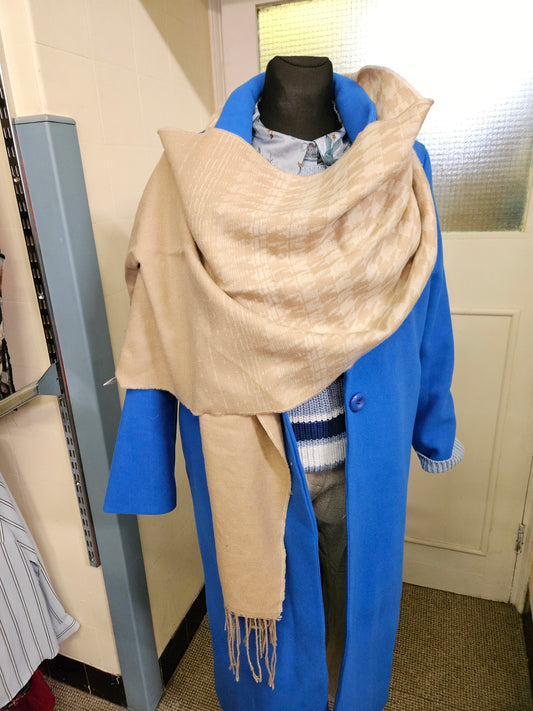 Linear, beige scarf with tassles