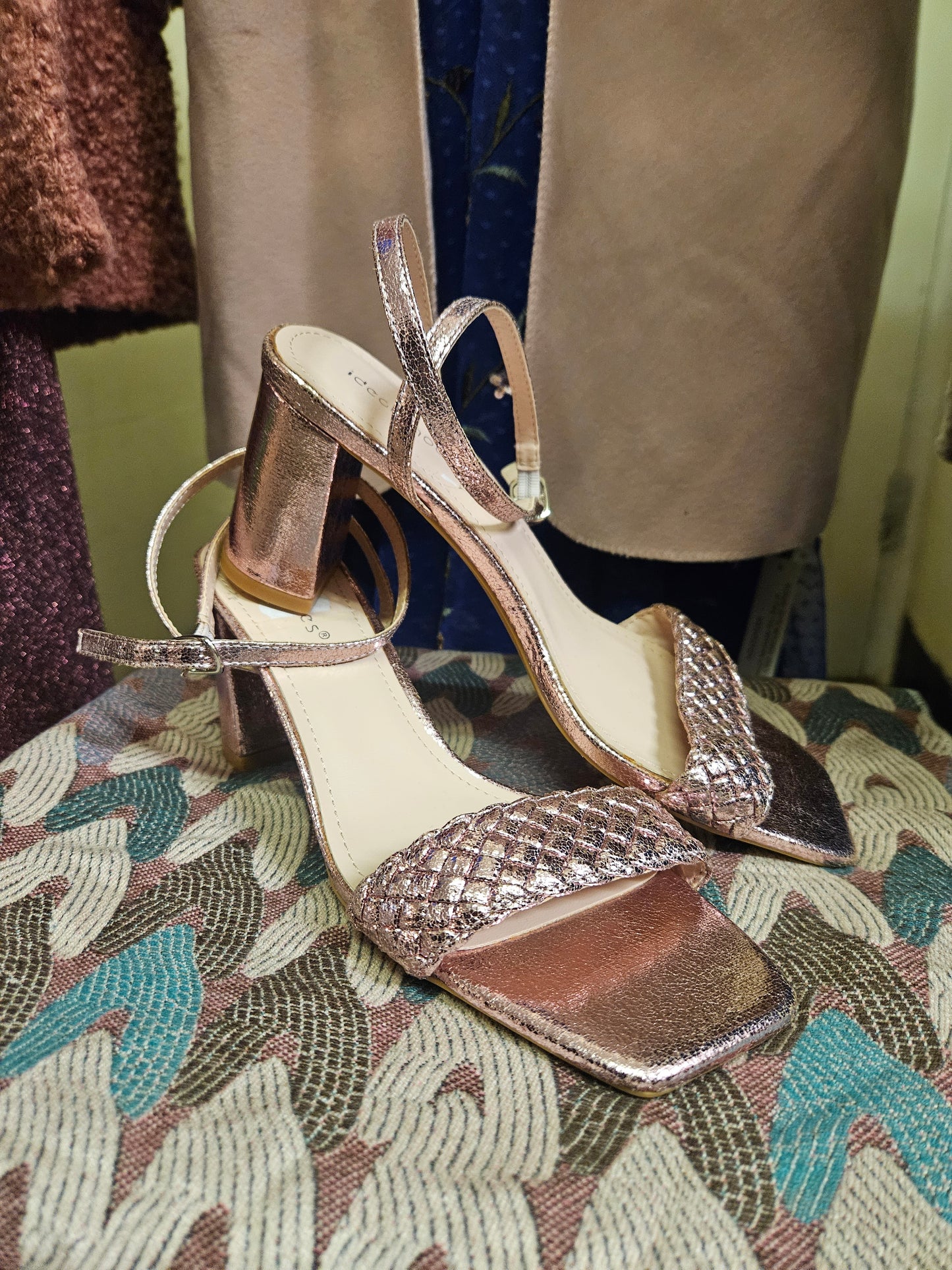 "Ideal shoes" rose hold sandals, size 6