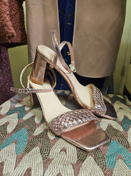 "Ideal shoes" rose hold sandals, size 6