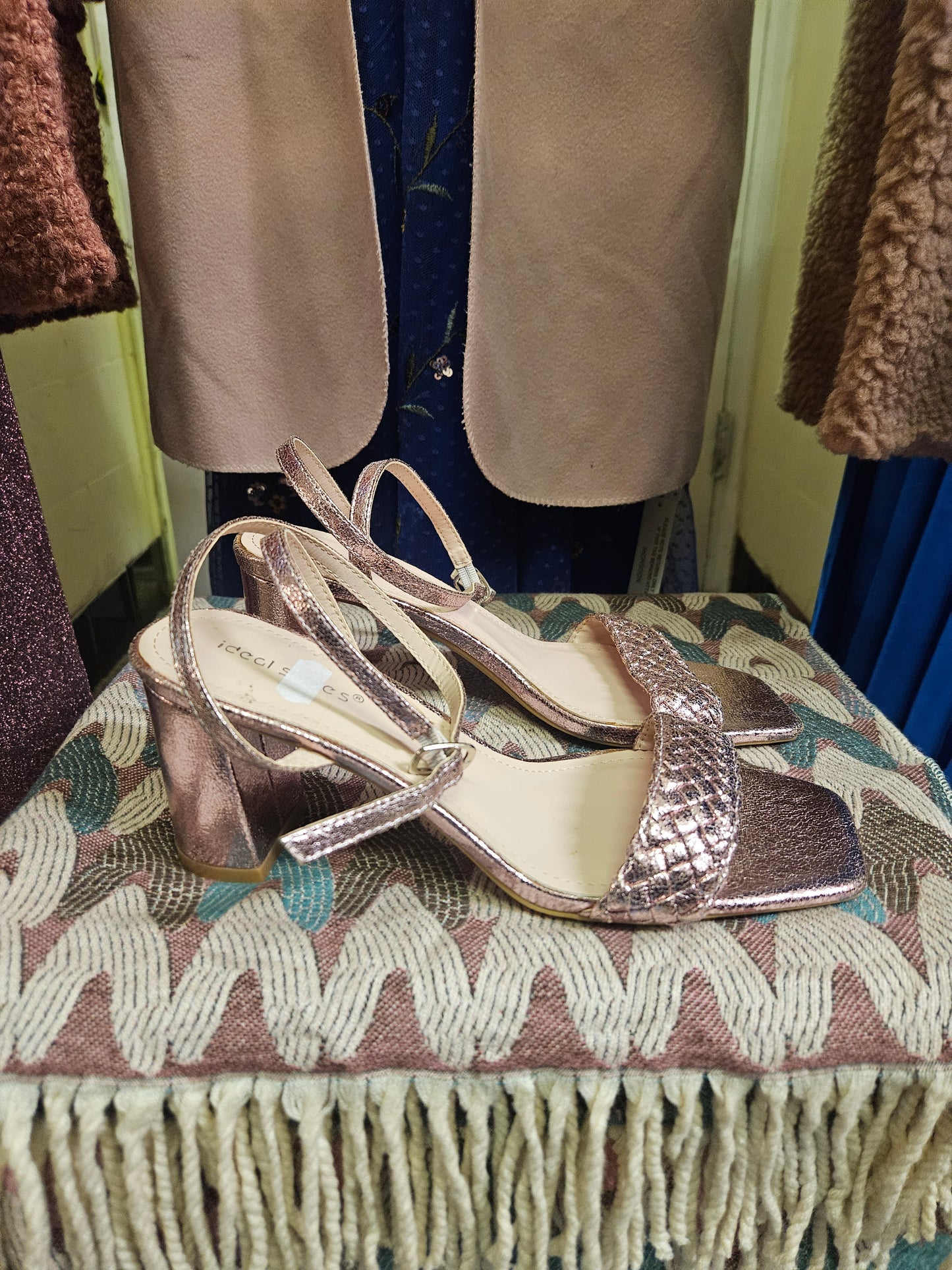 "Ideal shoes" rose hold sandals, size 6