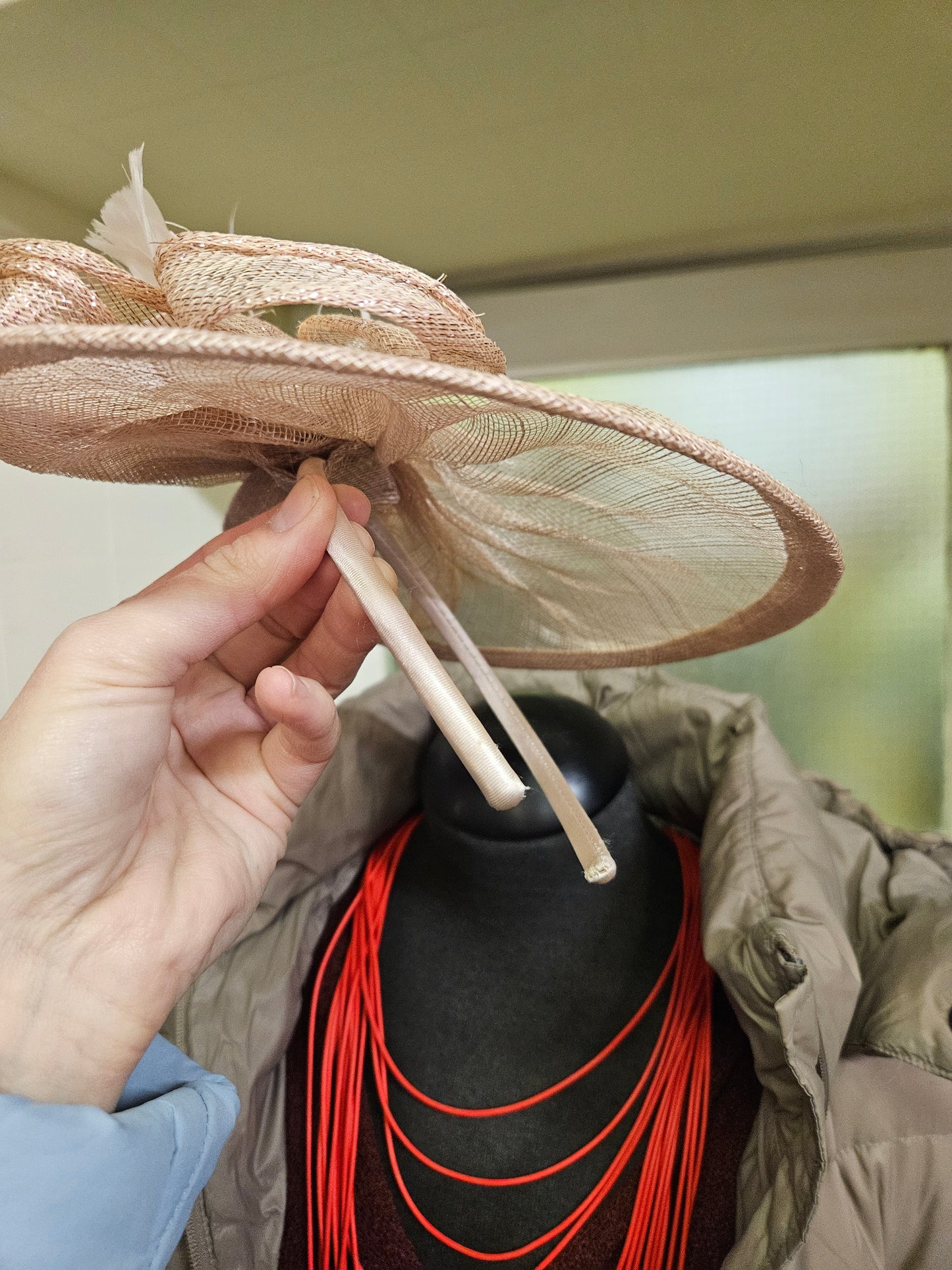 Beige/gold headpiece