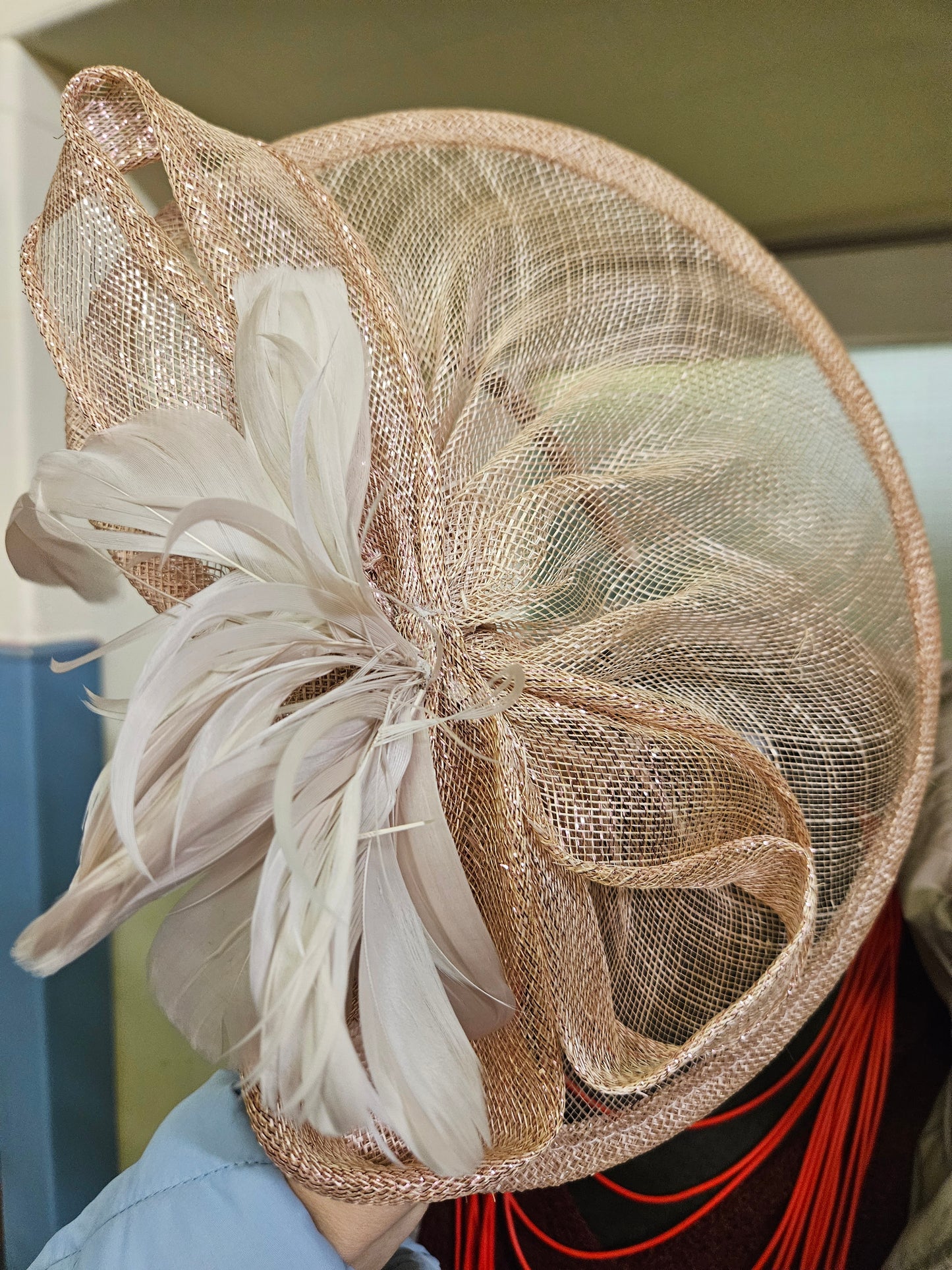 Beige/gold headpiece