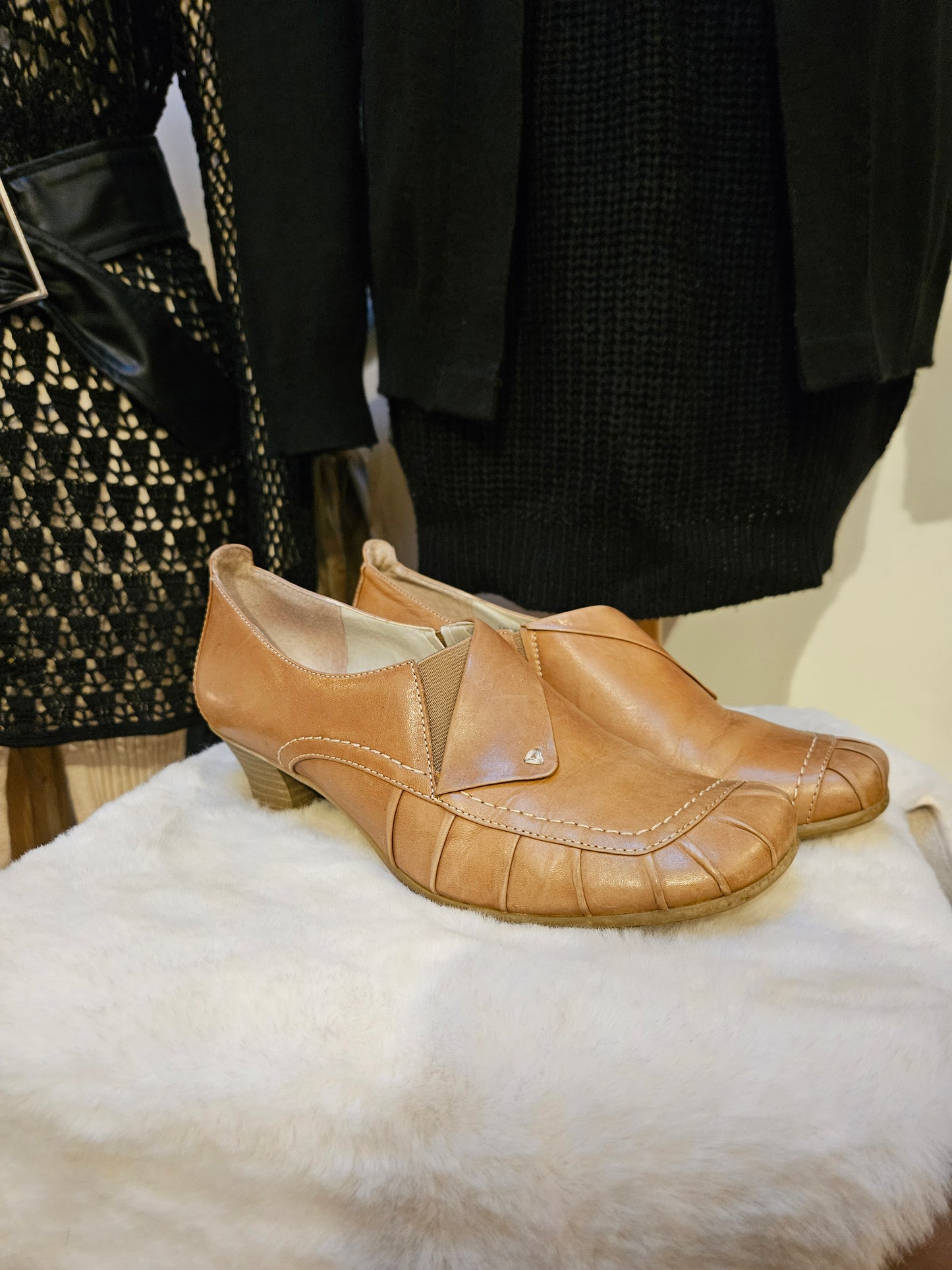 Jana, brown leather, vintage style heels, size 5