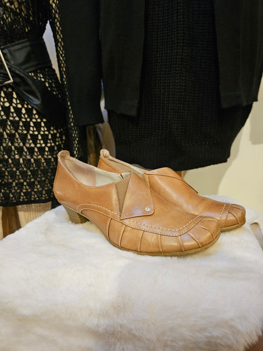 Jana, brown leather, vintage style heels, size 5