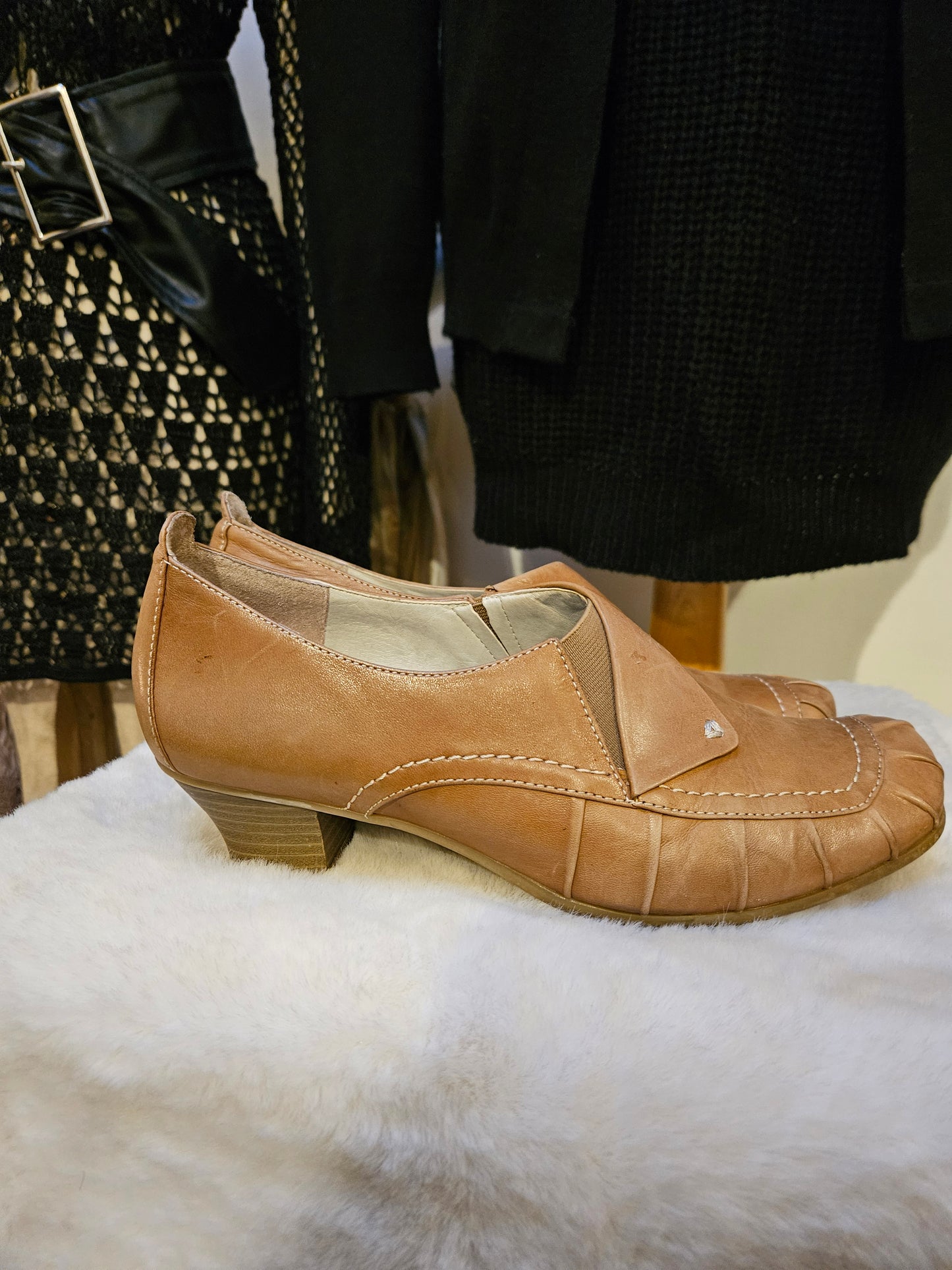 Jana, brown leather, vintage style heels, size 5