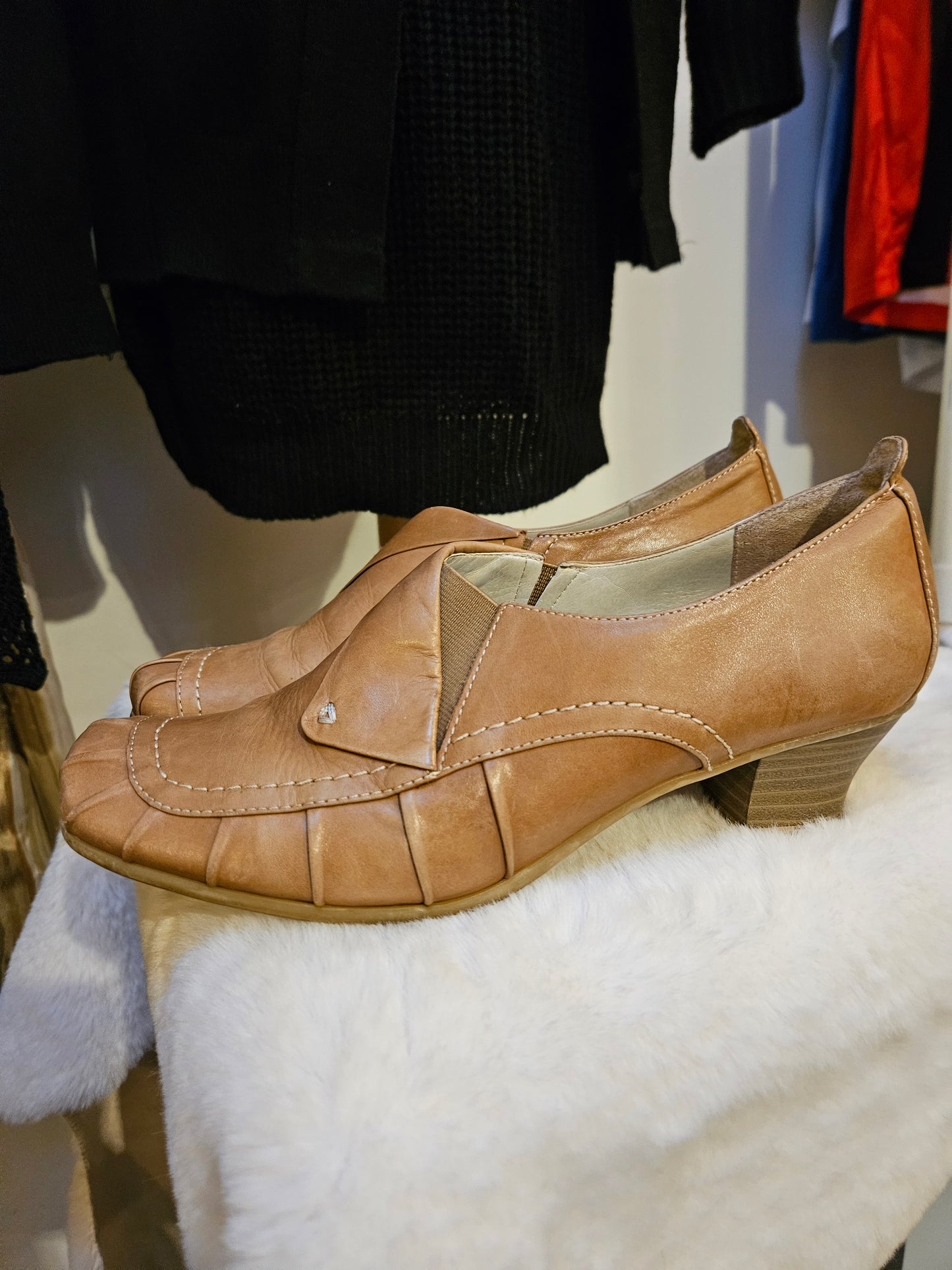 Jana, brown leather, vintage style heels, size 5