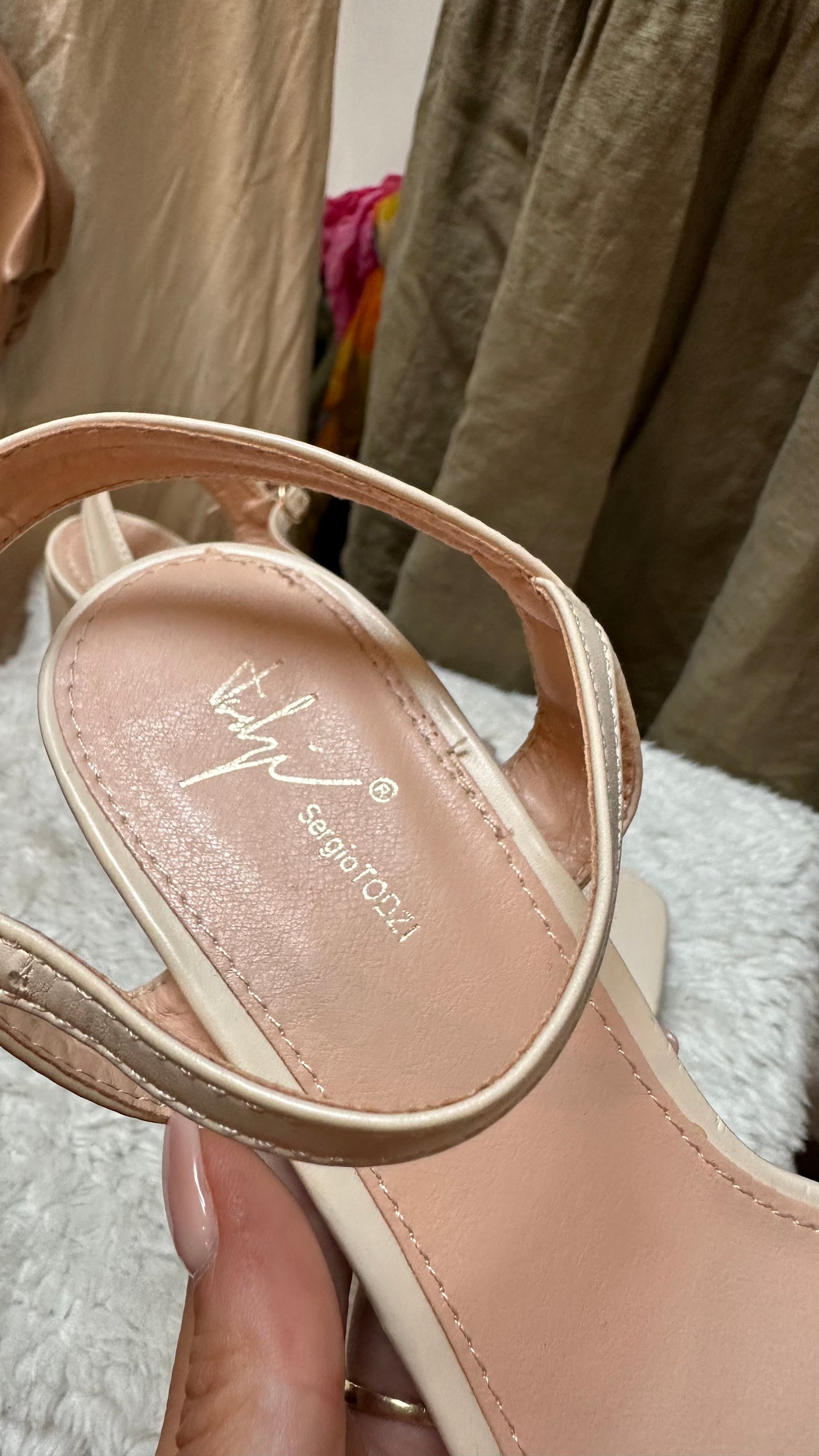 Sergio Todzi Cream Block Heel Sandal As New Size 6