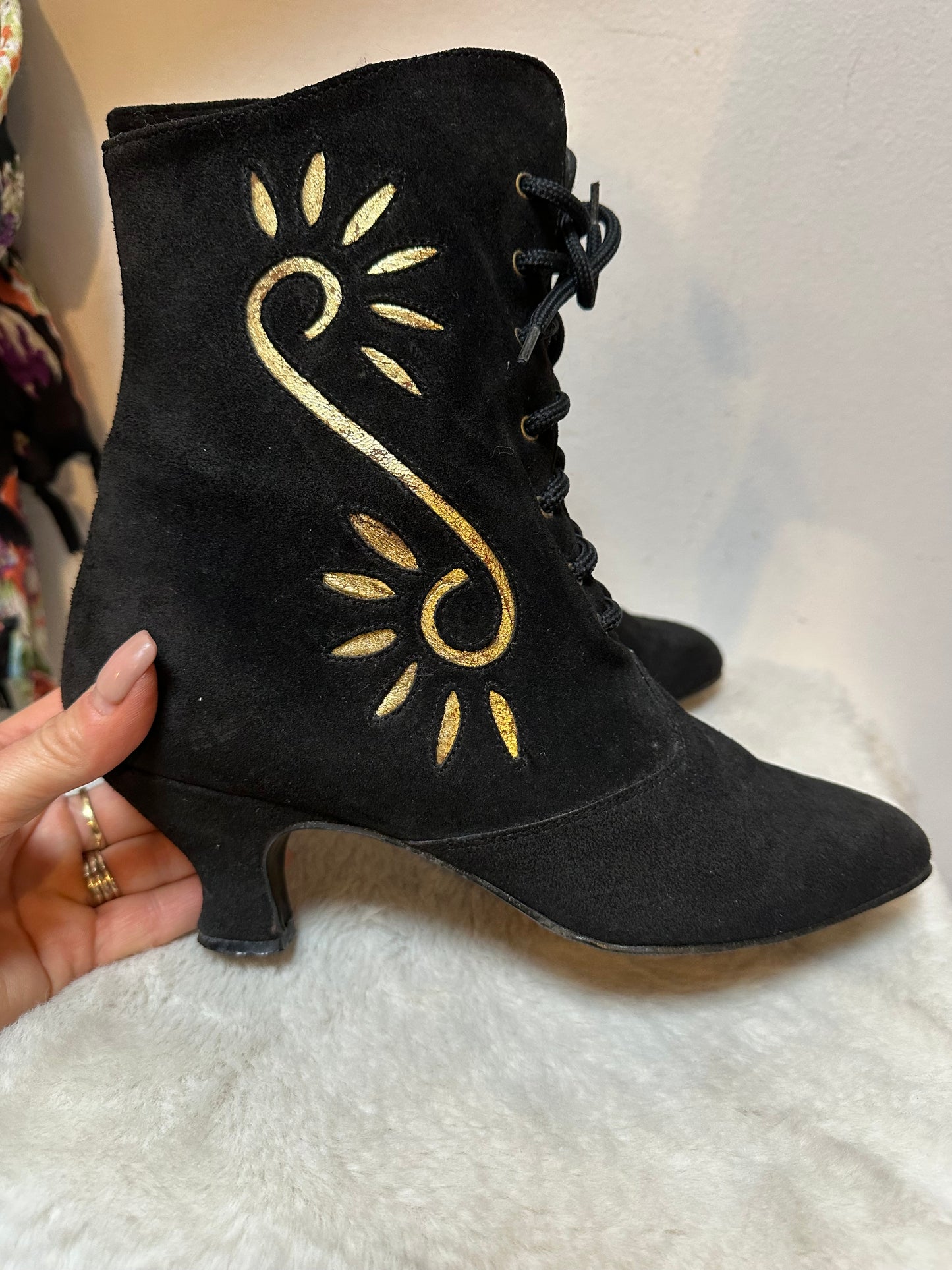 Vintage Kitten Heel Suede Boots Size 7 (EU 41)