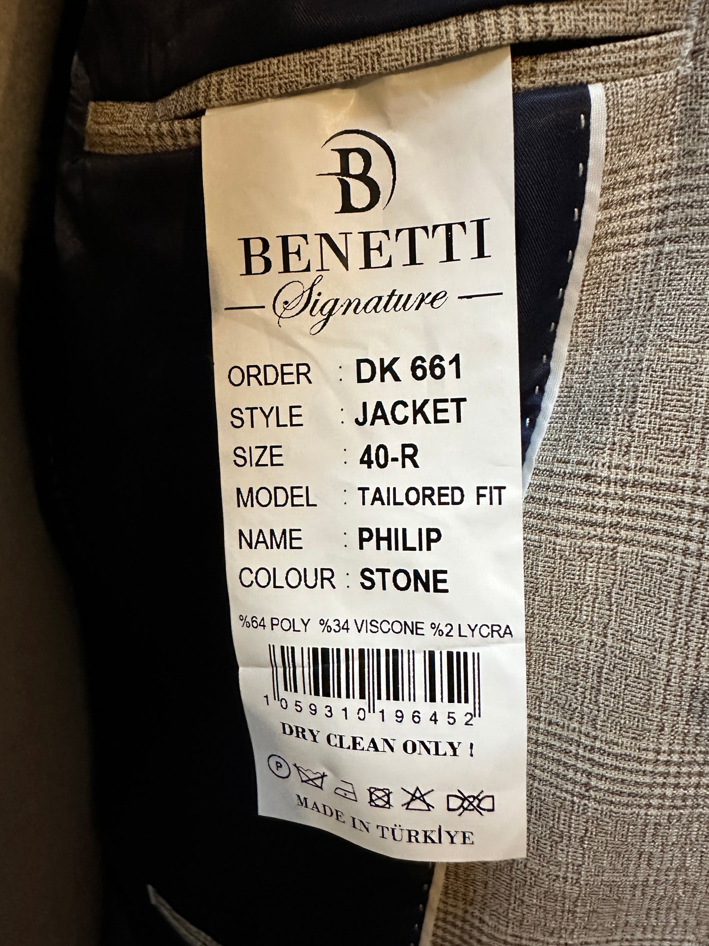 Designer Benetti Tailored Fit Suit Jacket in colour stone with matching Tue and Pocket Square Size 40R RRP €195!!