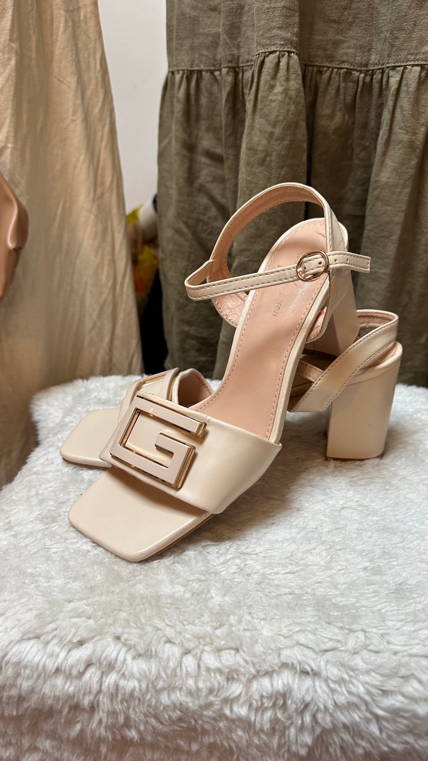Sergio Todzi Cream Block Heel Sandal As New Size 6