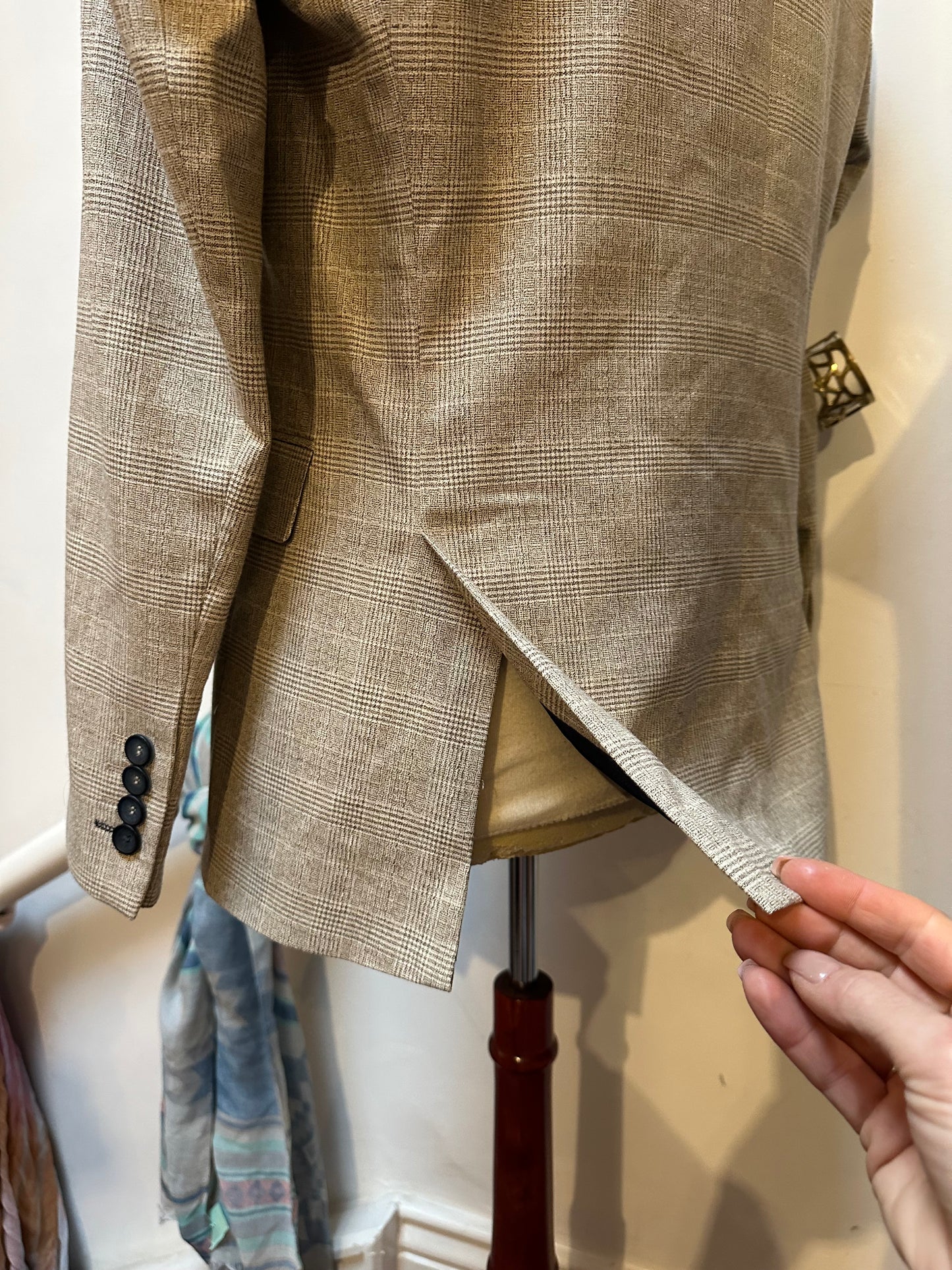 Designer Benetti Tailored Fit Suit Jacket in colour stone with matching Tue and Pocket Square Size 40R RRP €195!!