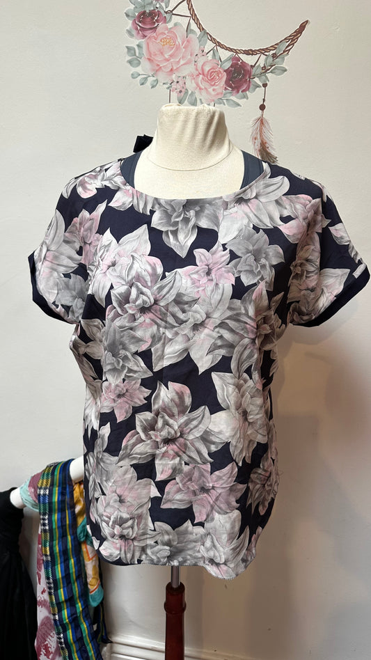 Marguerite Floral Top Best Fit Size L