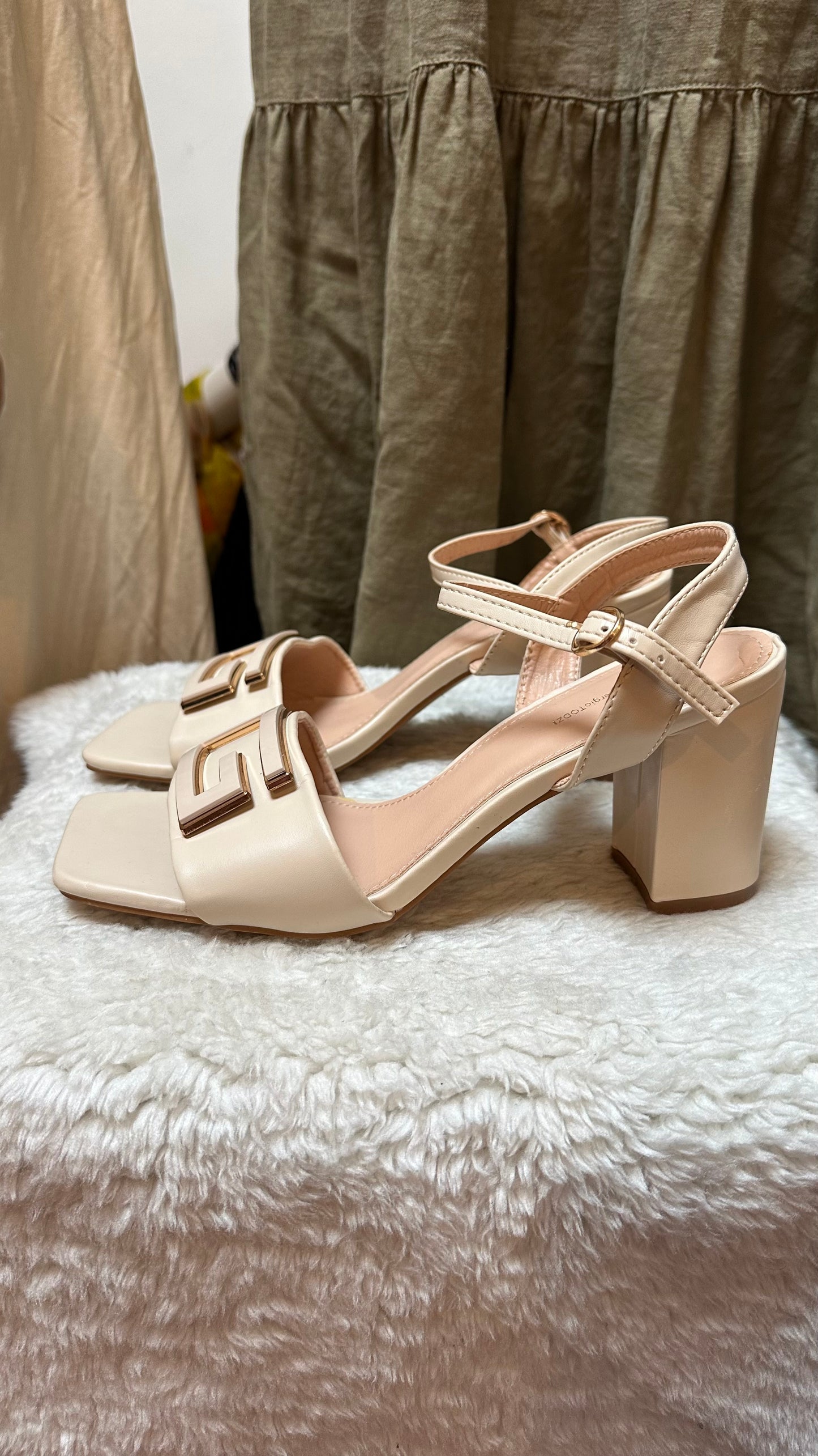 Sergio Todzi Cream Block Heel Sandal As New Size 6
