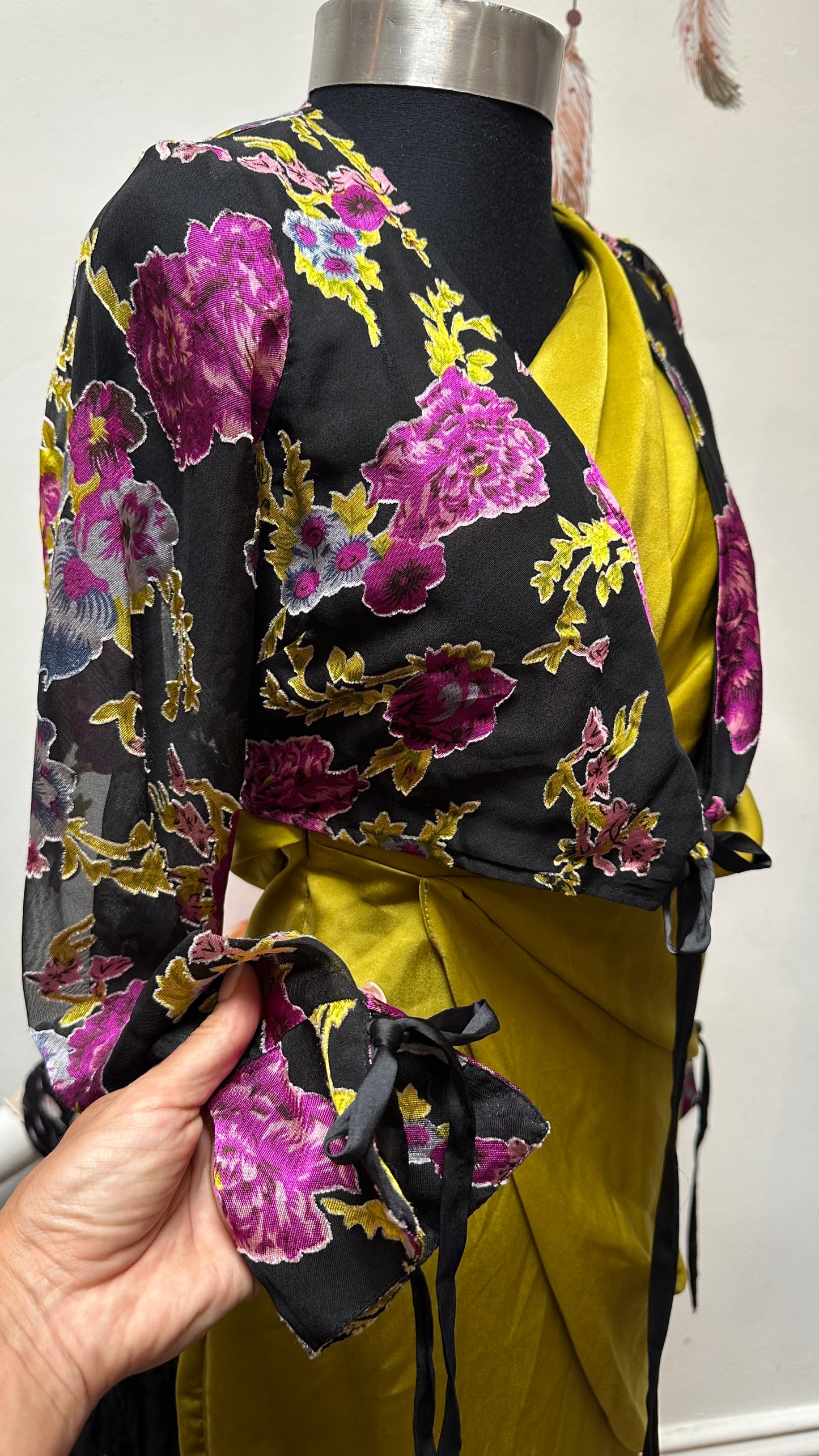 ASOS Stunning Cropped Bolero Size XS (one string missing on one sleeve but not noticeable)